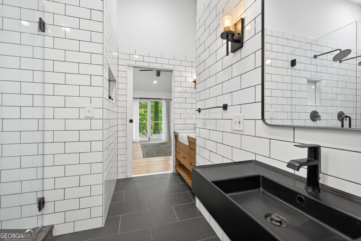 3327 Hickory Point