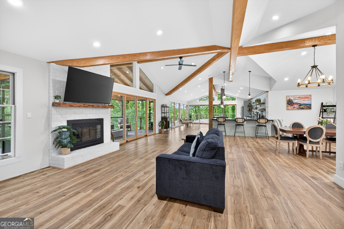 3327 Hickory Point