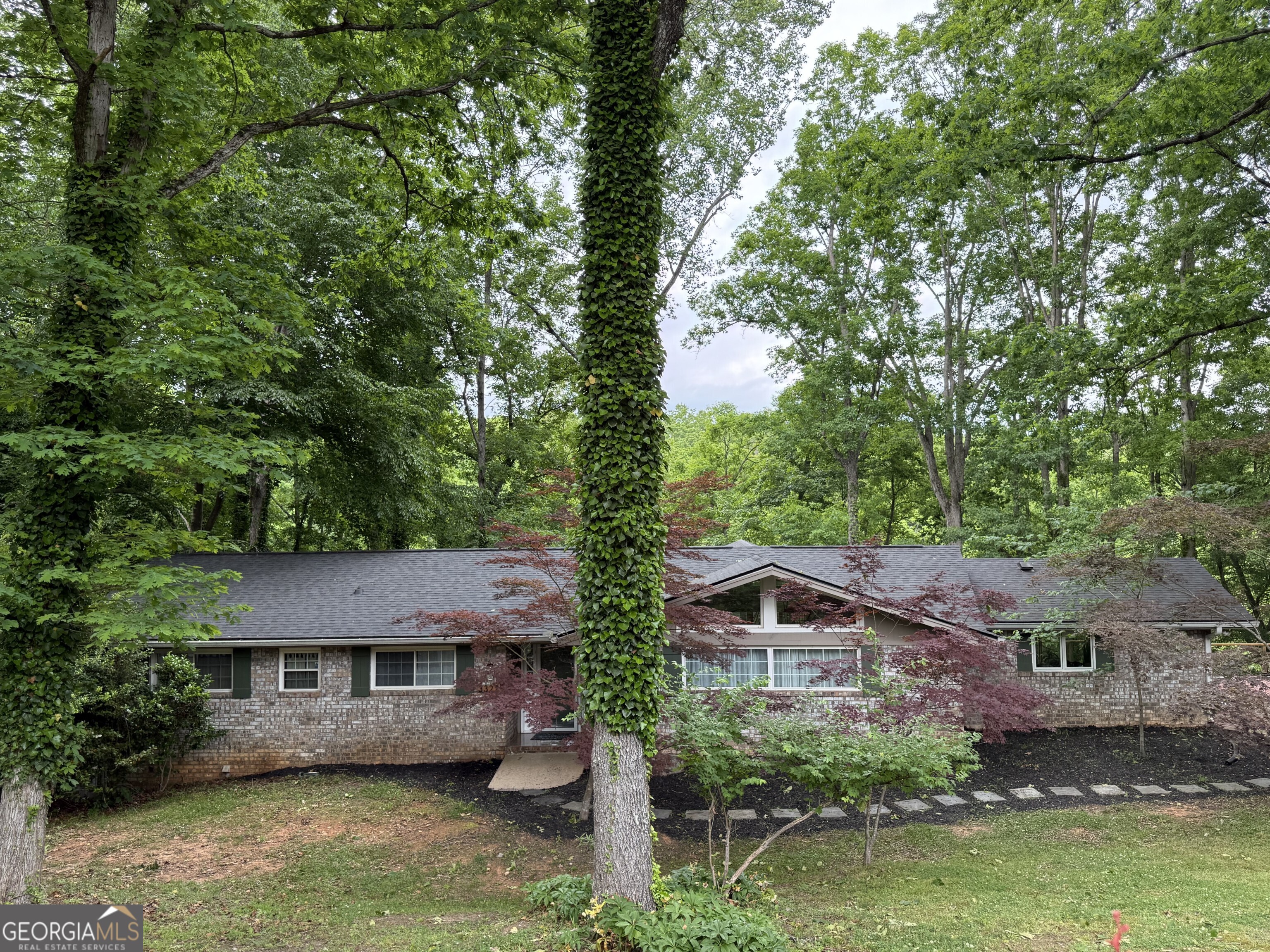 3327 Hickory Point
