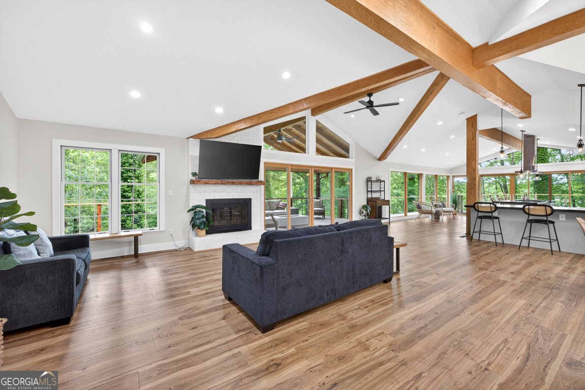 3327 Hickory Point