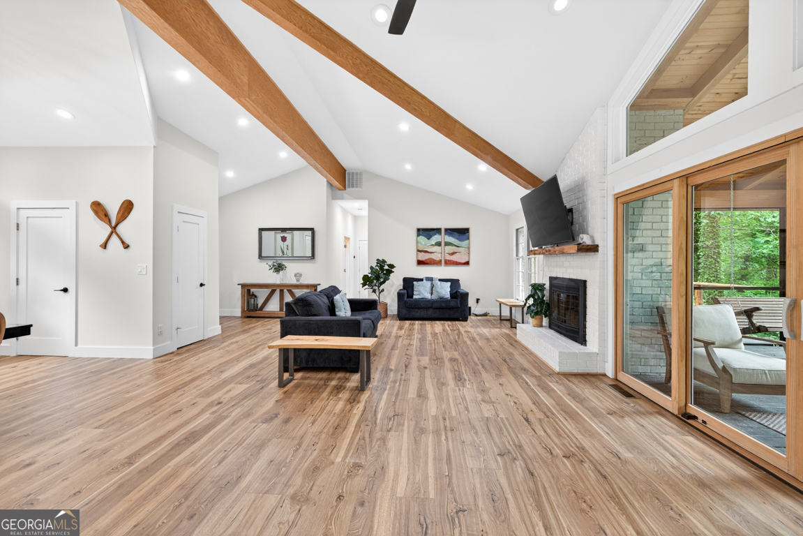 3327 Hickory Point