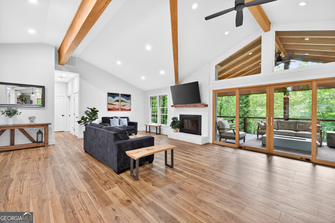3327 Hickory Point