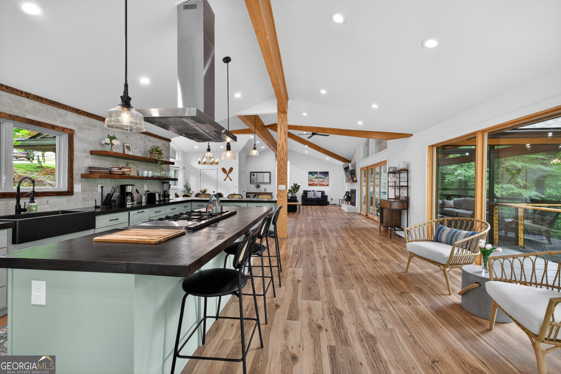 3327 Hickory Point