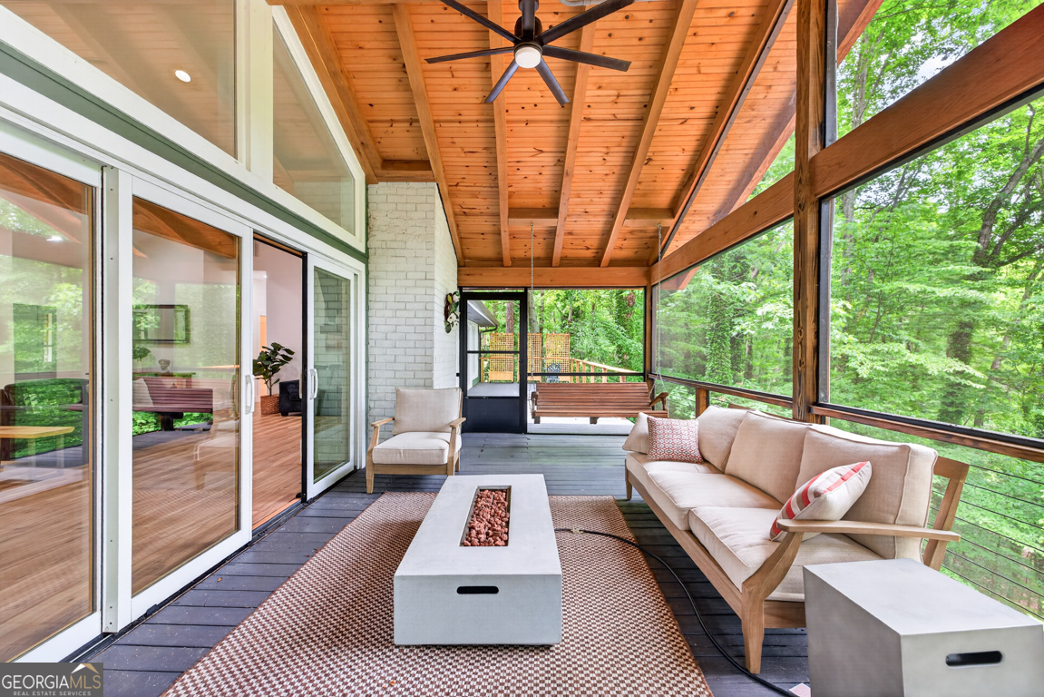 3327 Hickory Point
