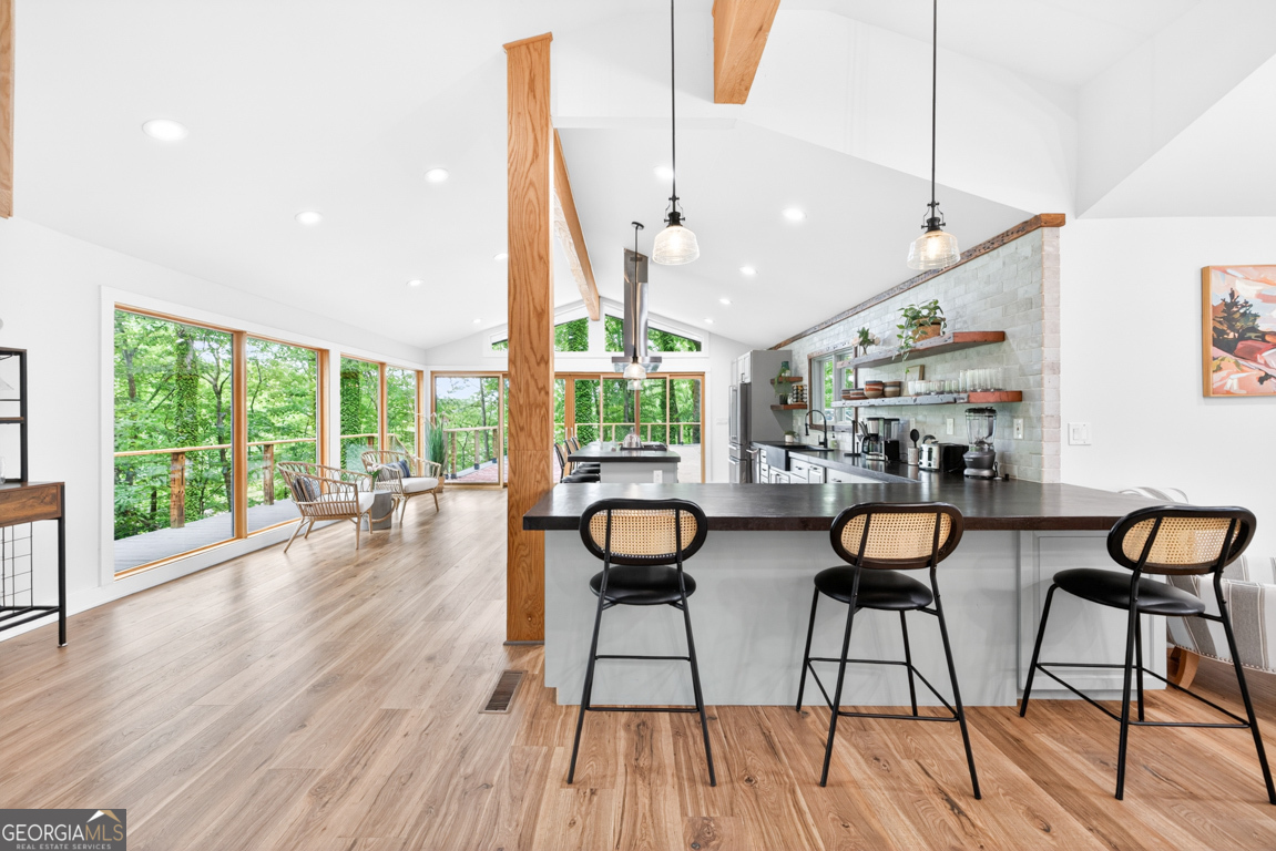 3327 Hickory Point