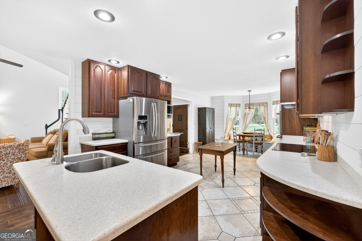 465 Emerald Lake Lane