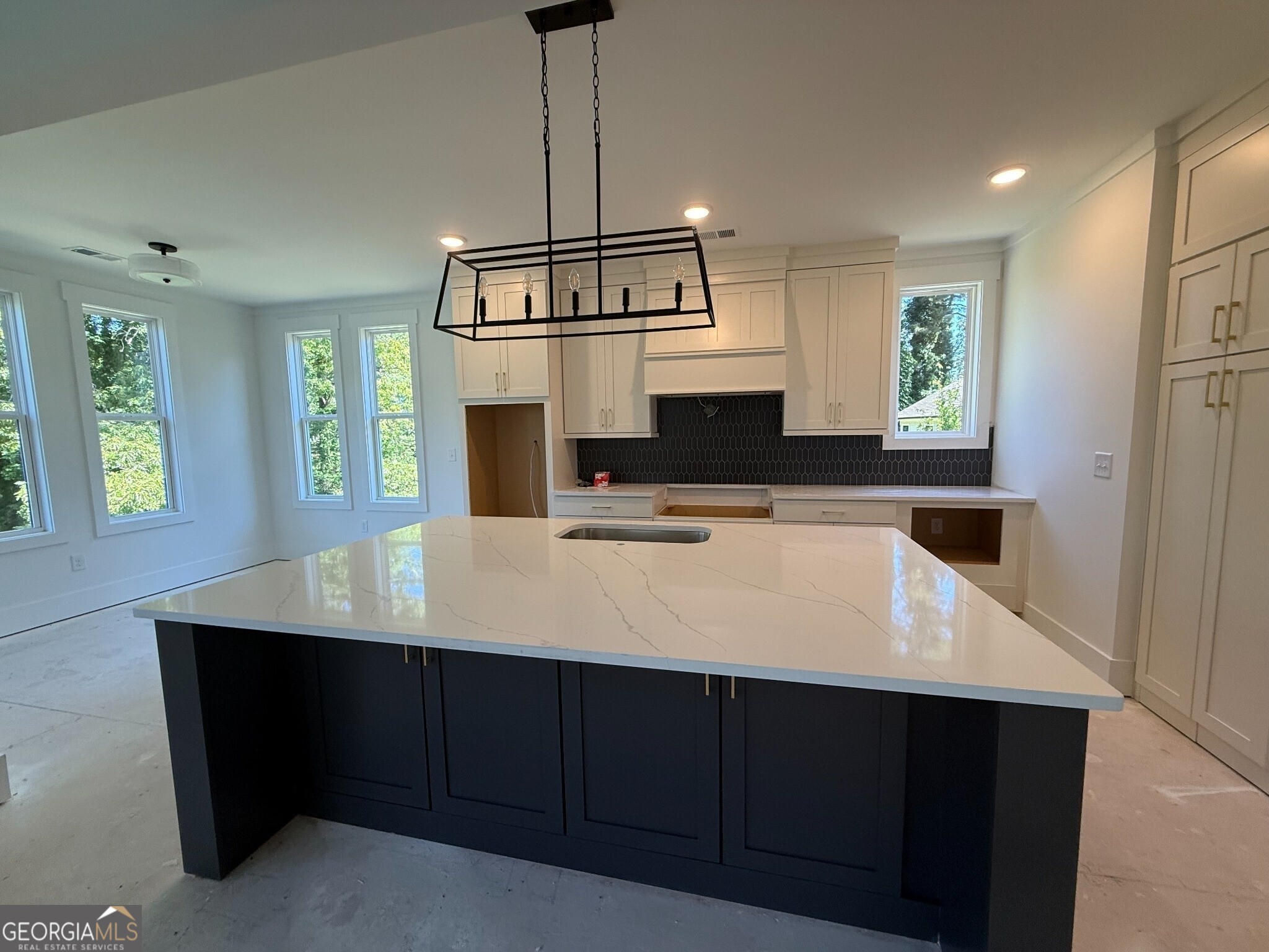 3265 Hilltop Circle