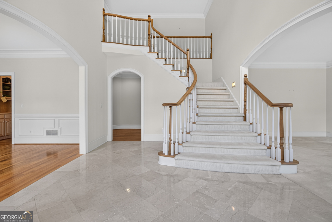 6211 Blackberry Hill