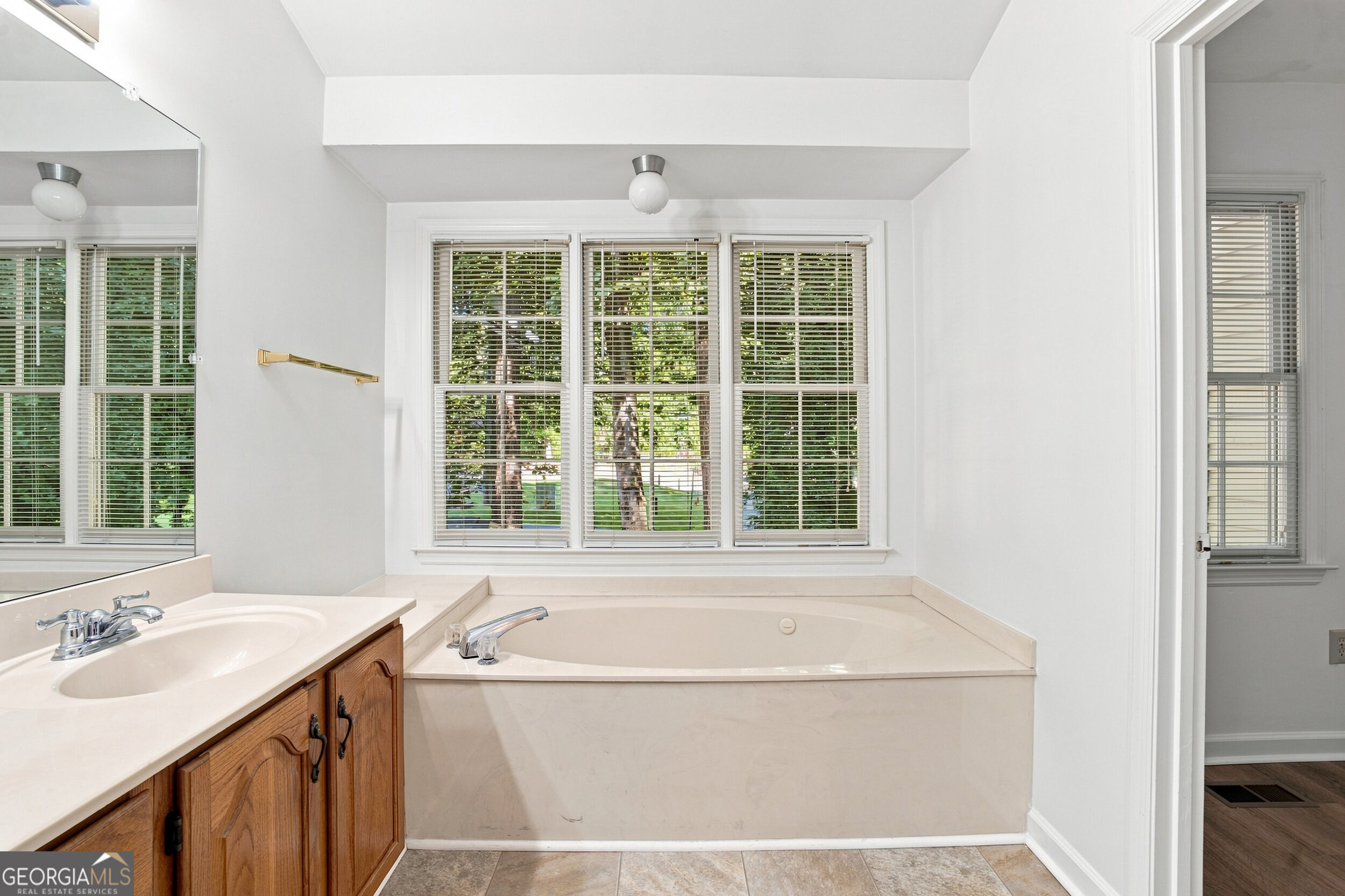 599 Saint James Walk SE