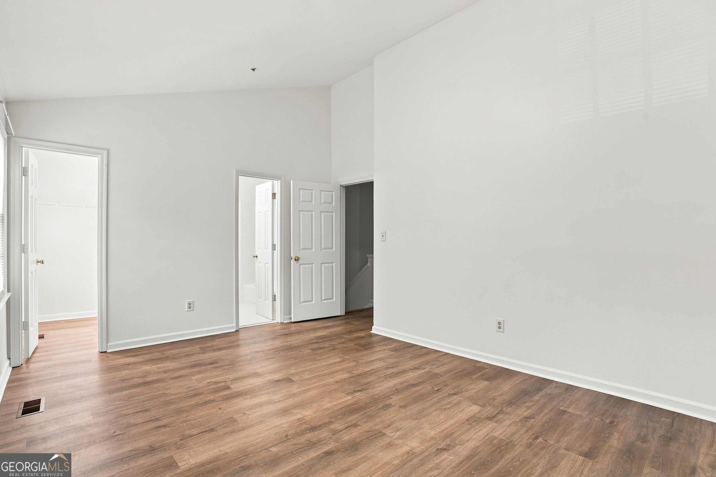 599 Saint James Walk SE