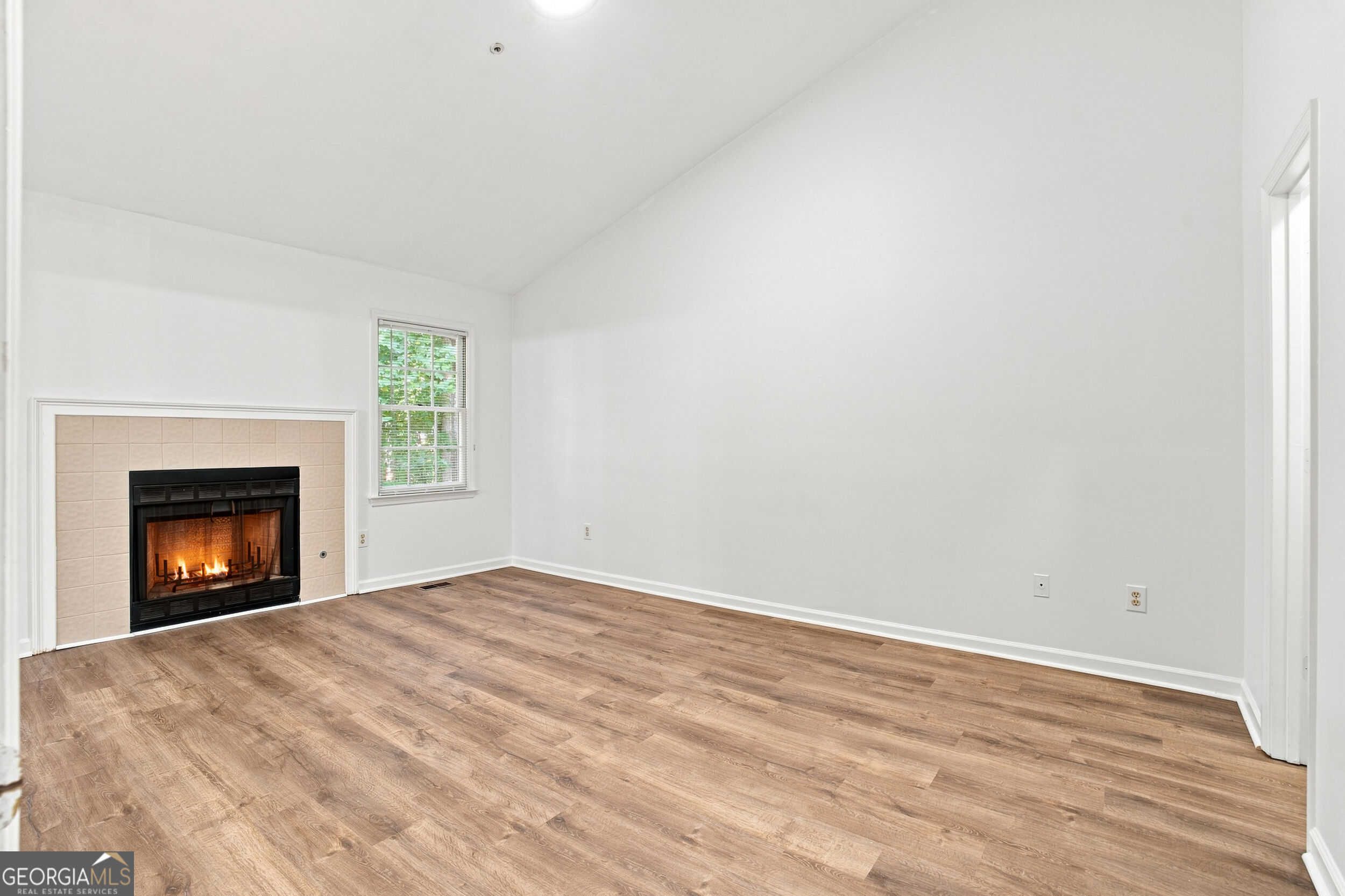 599 Saint James Walk SE
