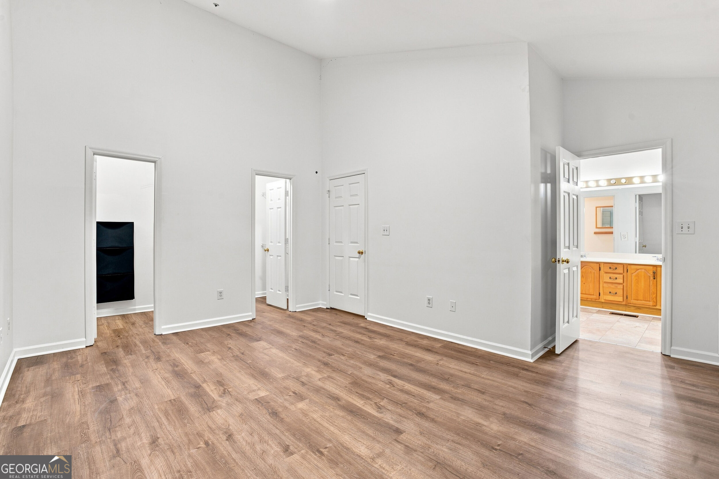 599 Saint James Walk SE