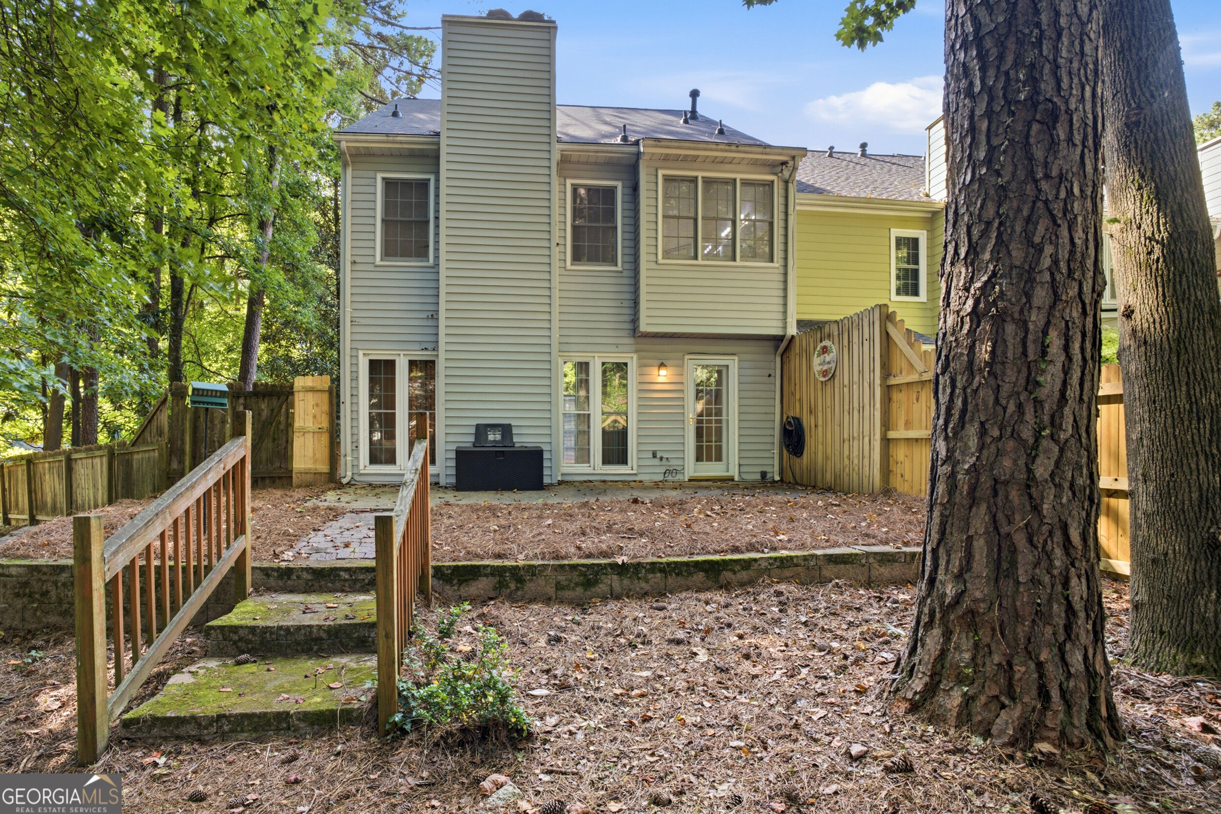 599 Saint James Walk SE