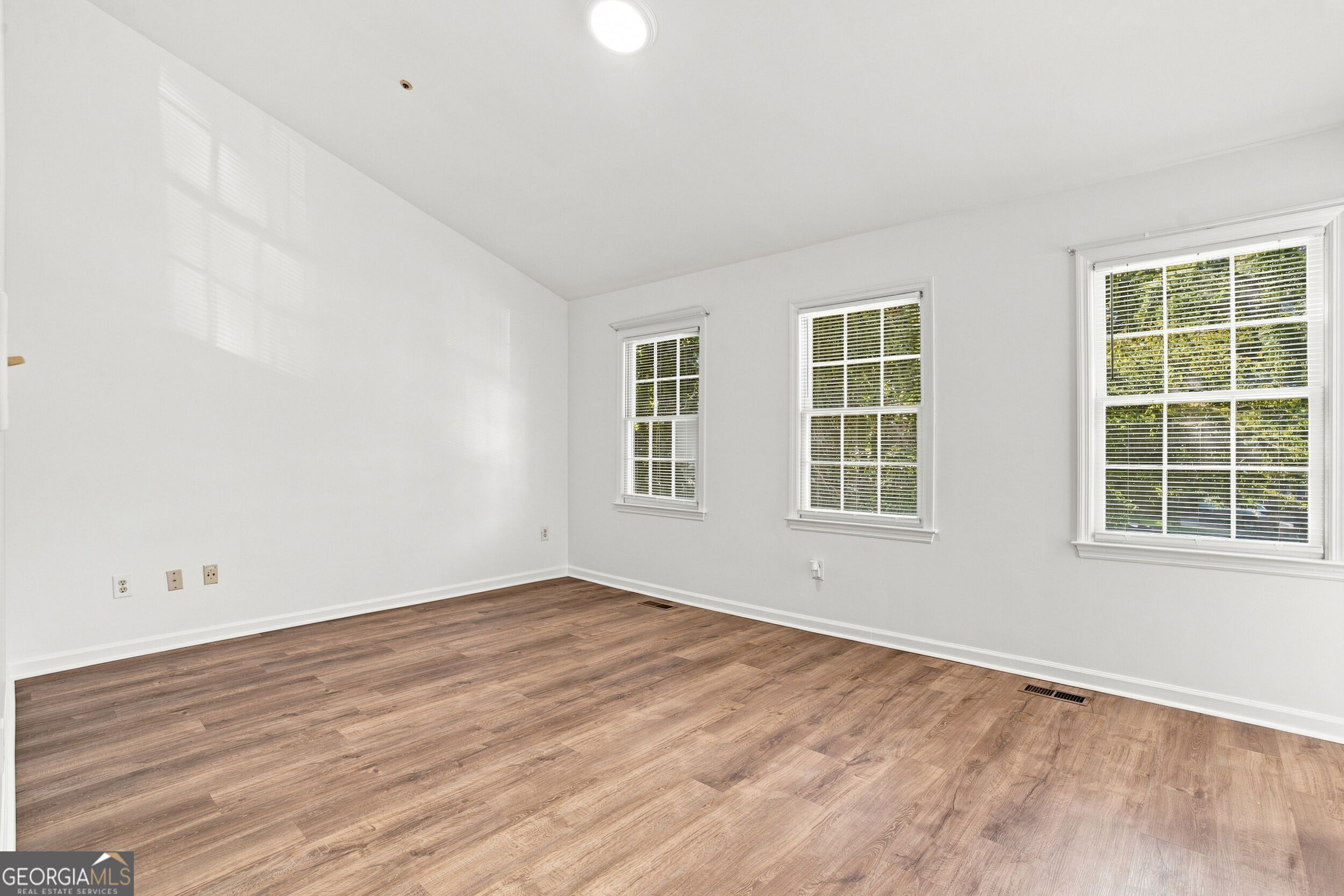 599 Saint James Walk SE