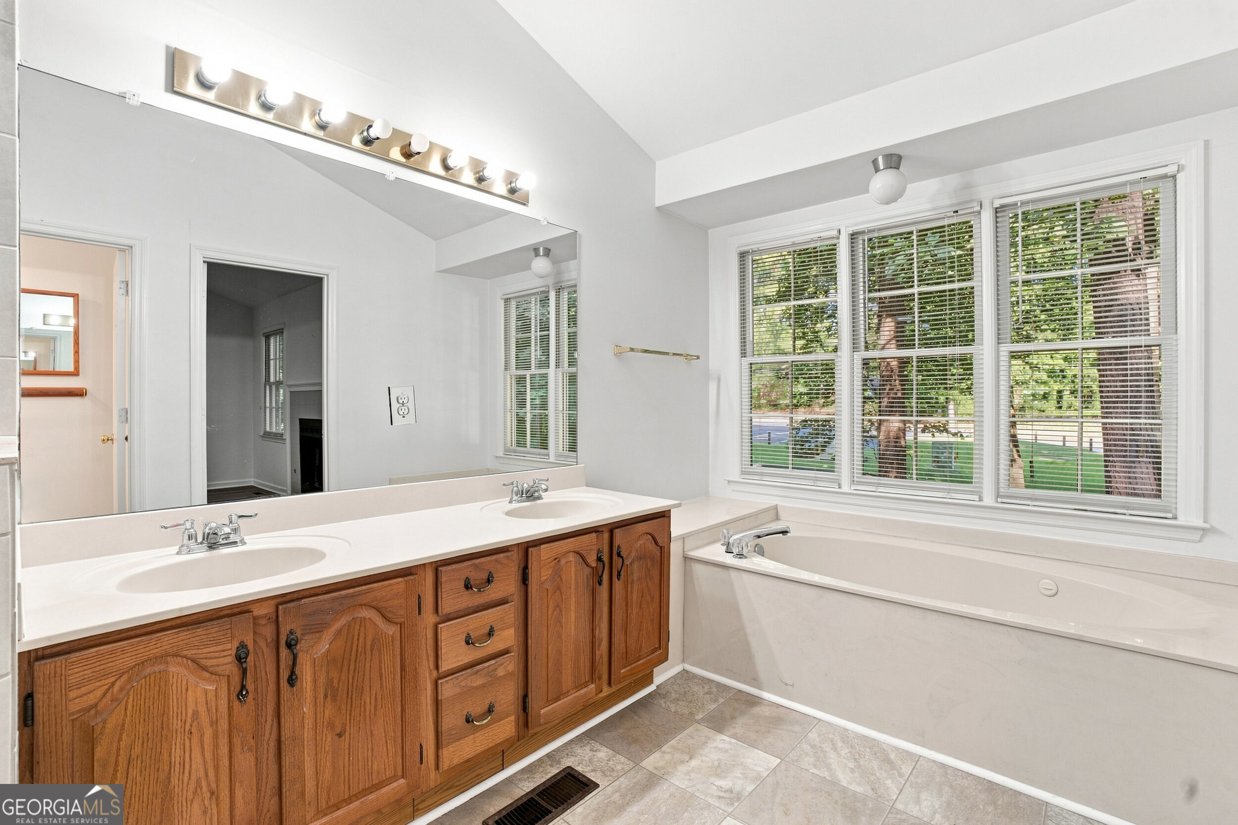 599 Saint James Walk SE