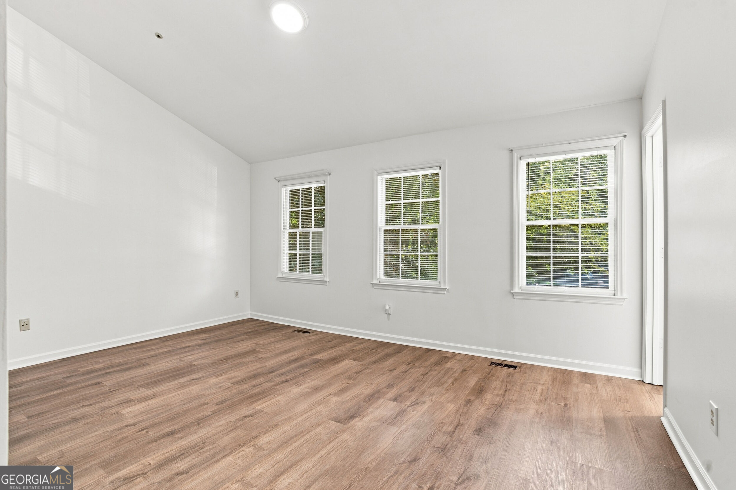 599 Saint James Walk SE