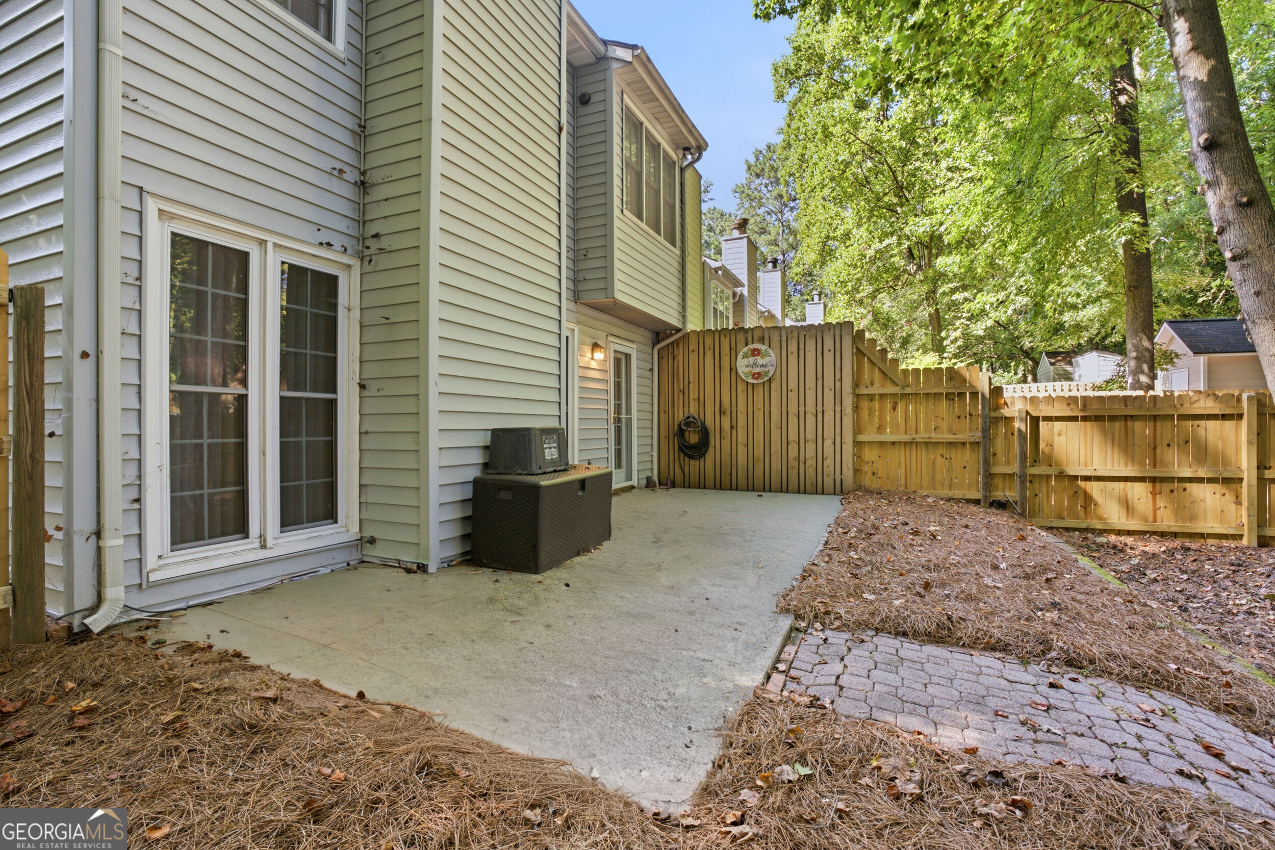 599 Saint James Walk SE