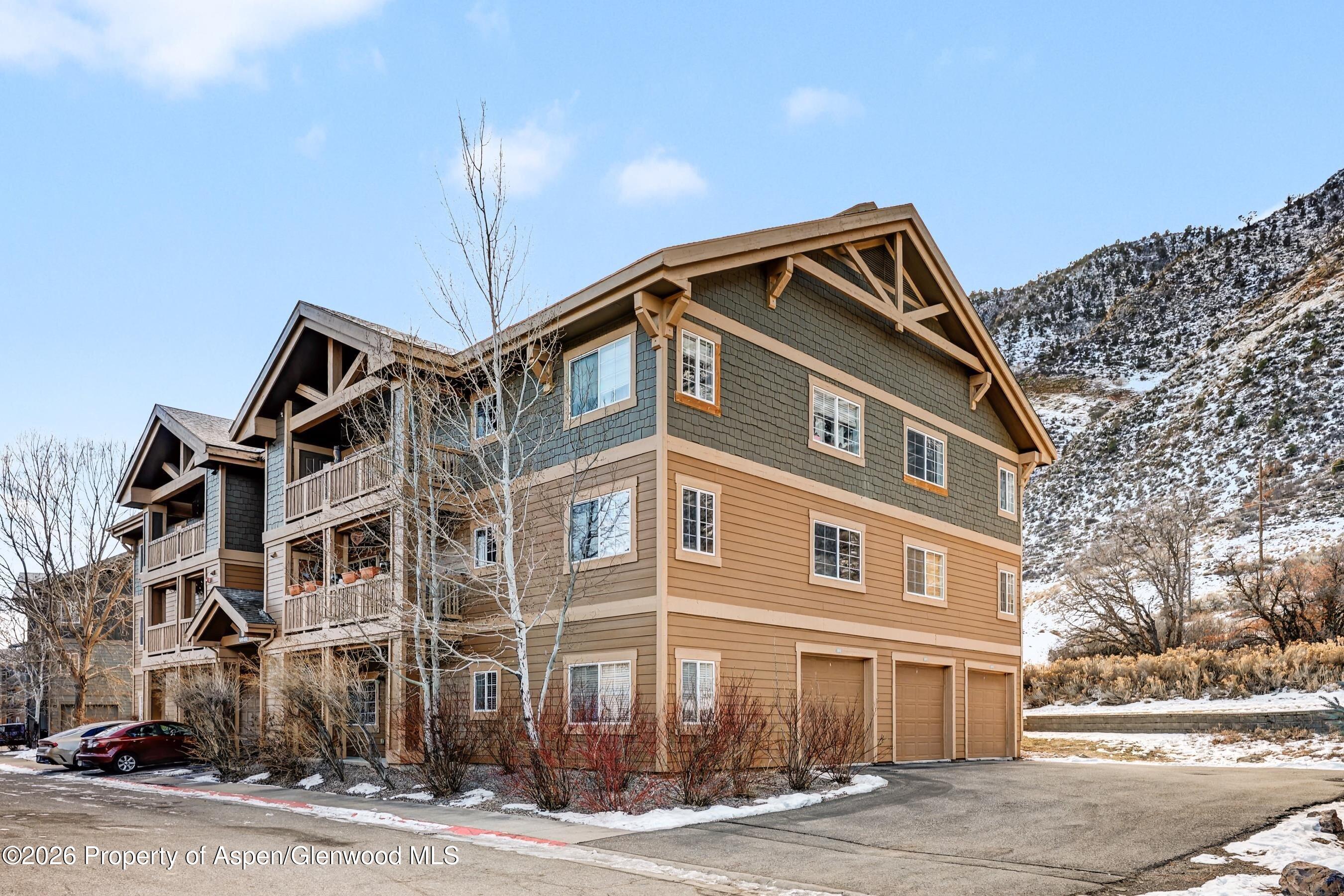 326 River View Drive, 101