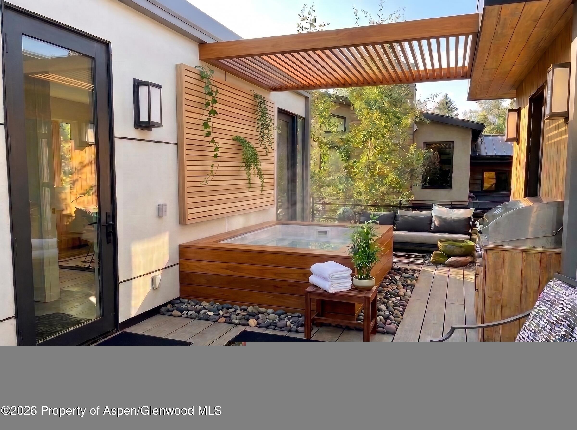 813 W Smuggler Street