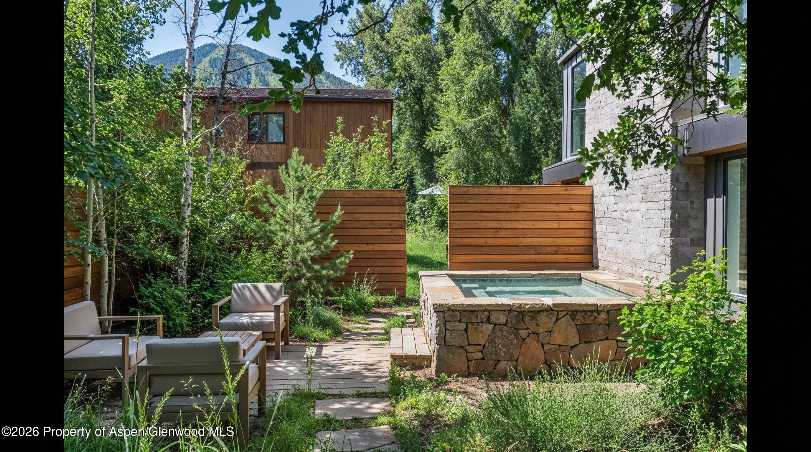 813 W Smuggler Street