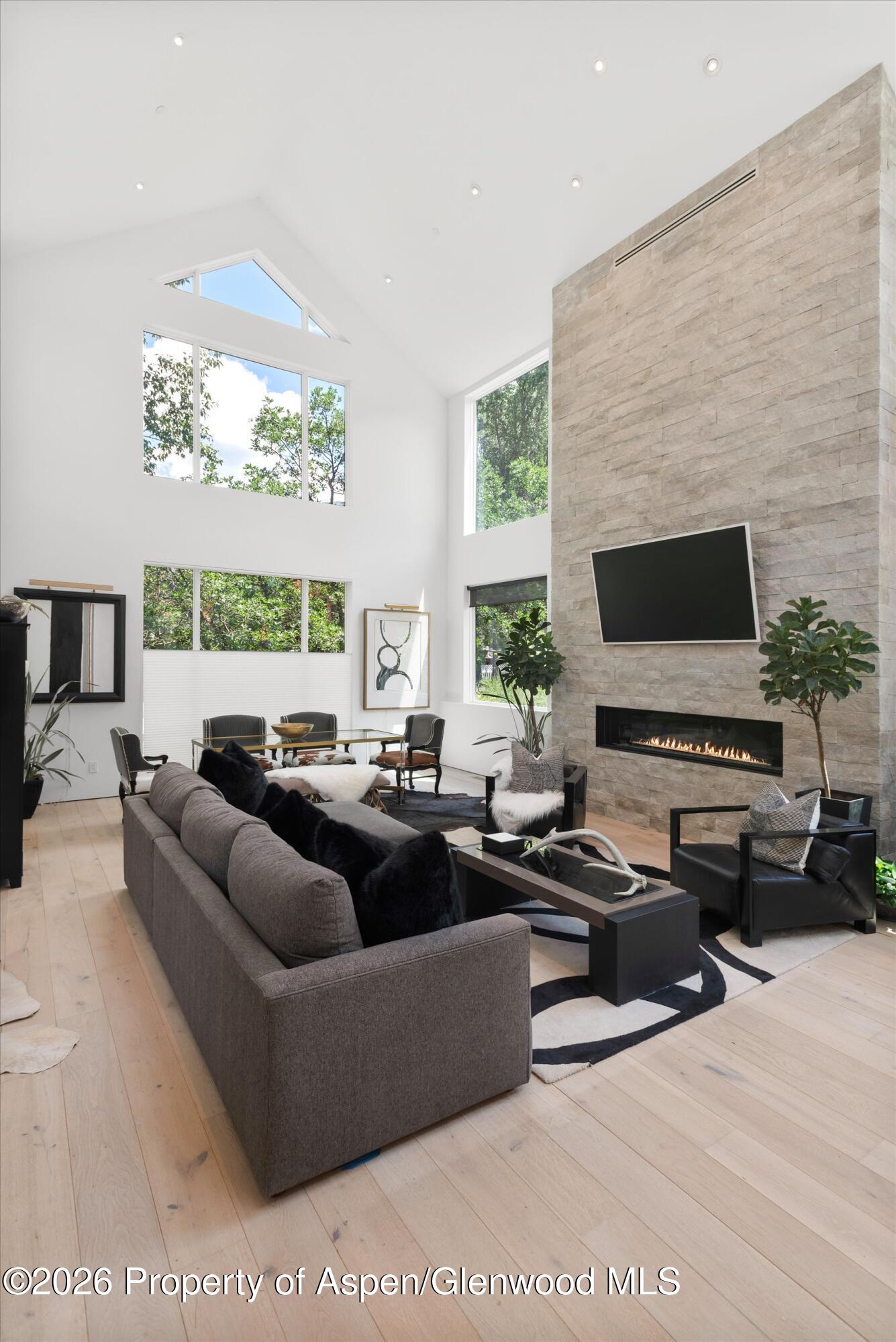 813 W Smuggler Street
