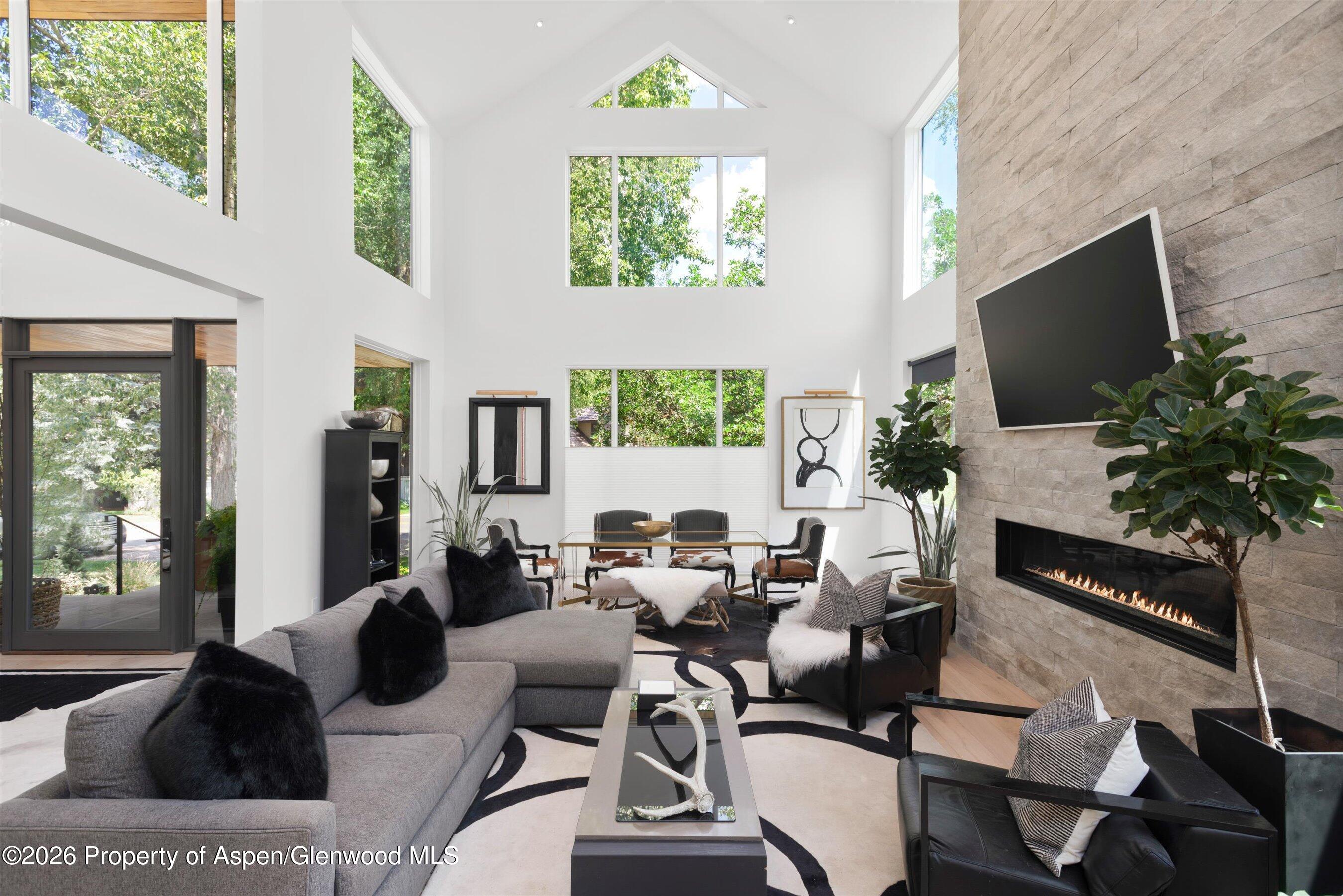 813 W Smuggler Street