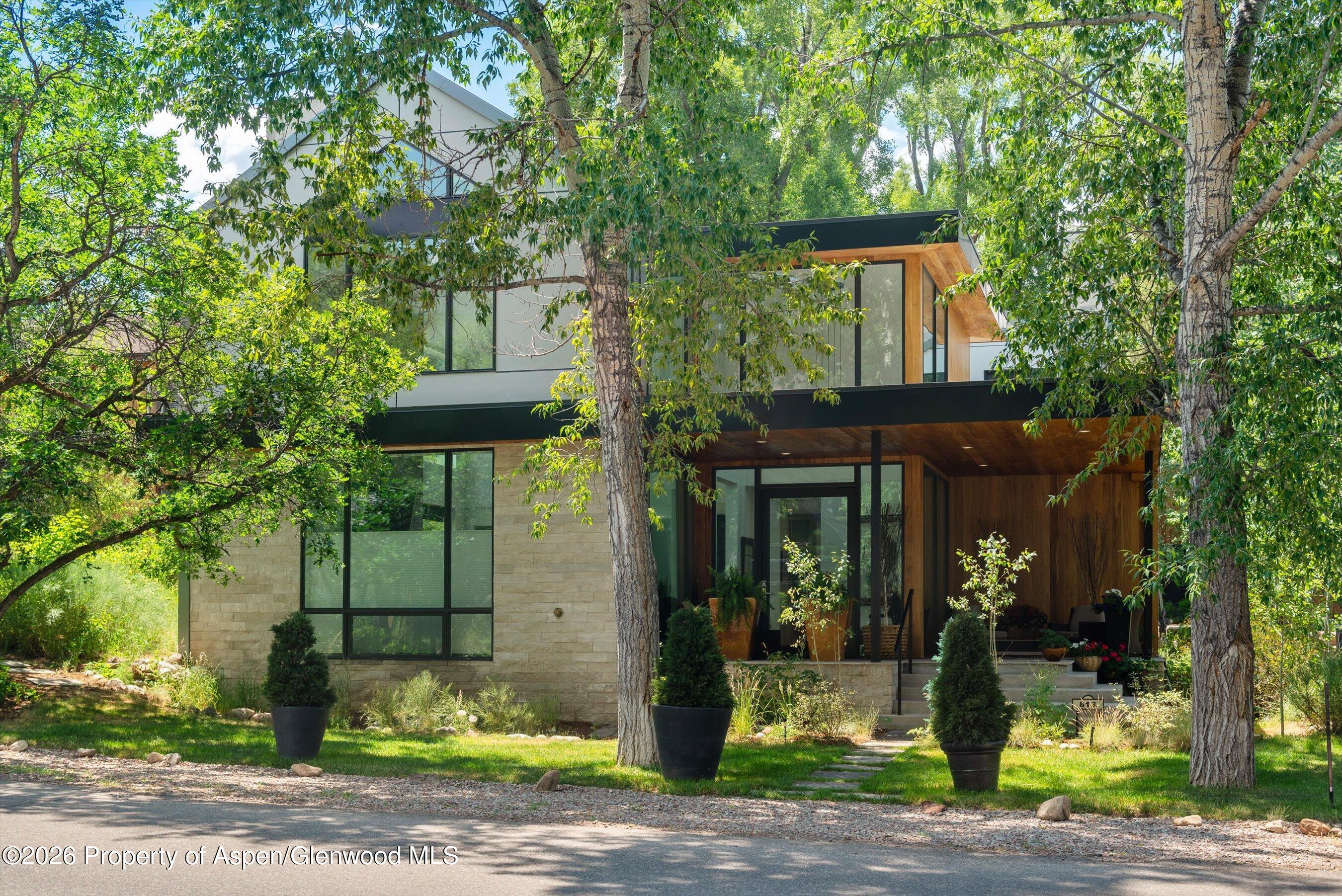 813 W Smuggler Street