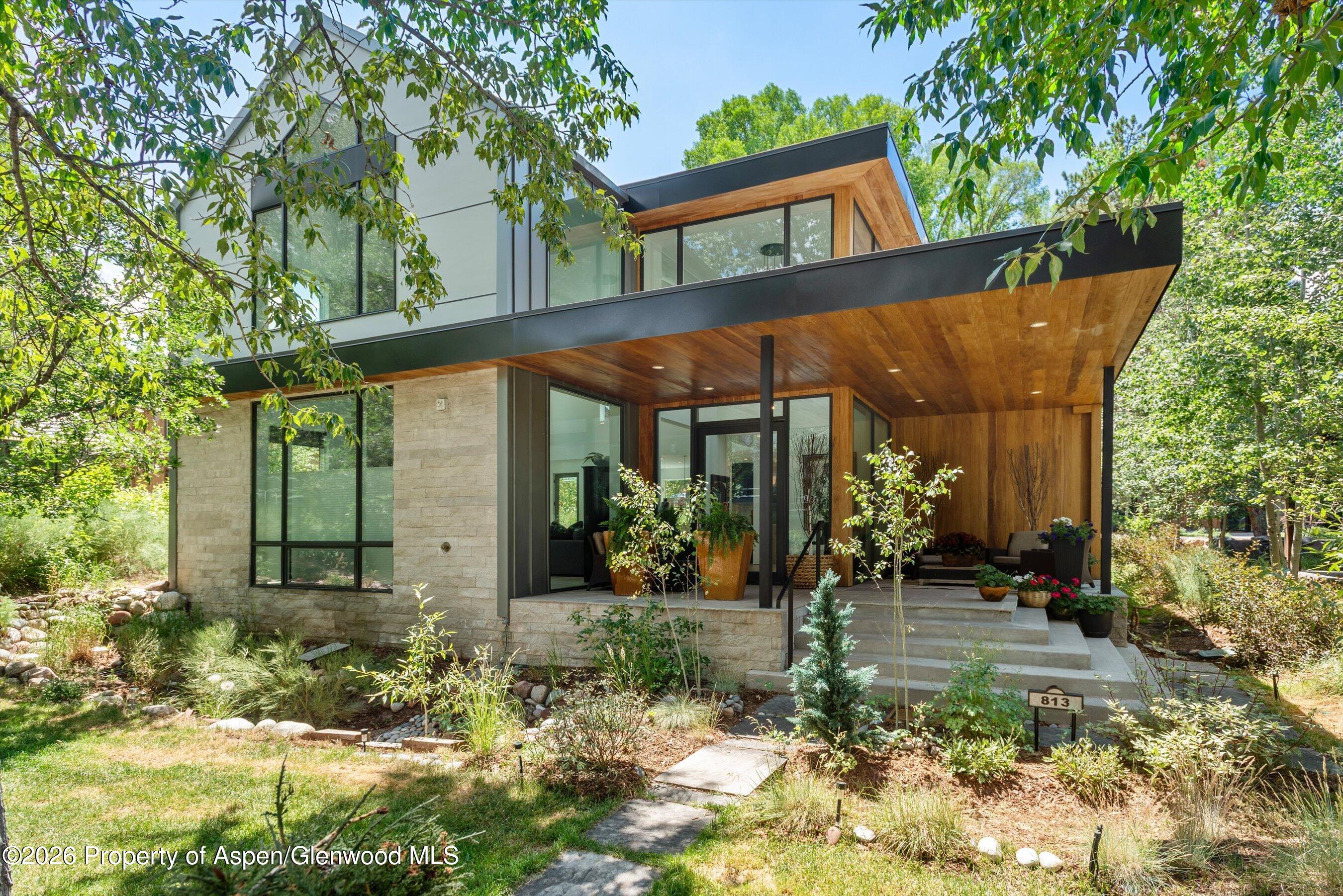 813 W Smuggler Street