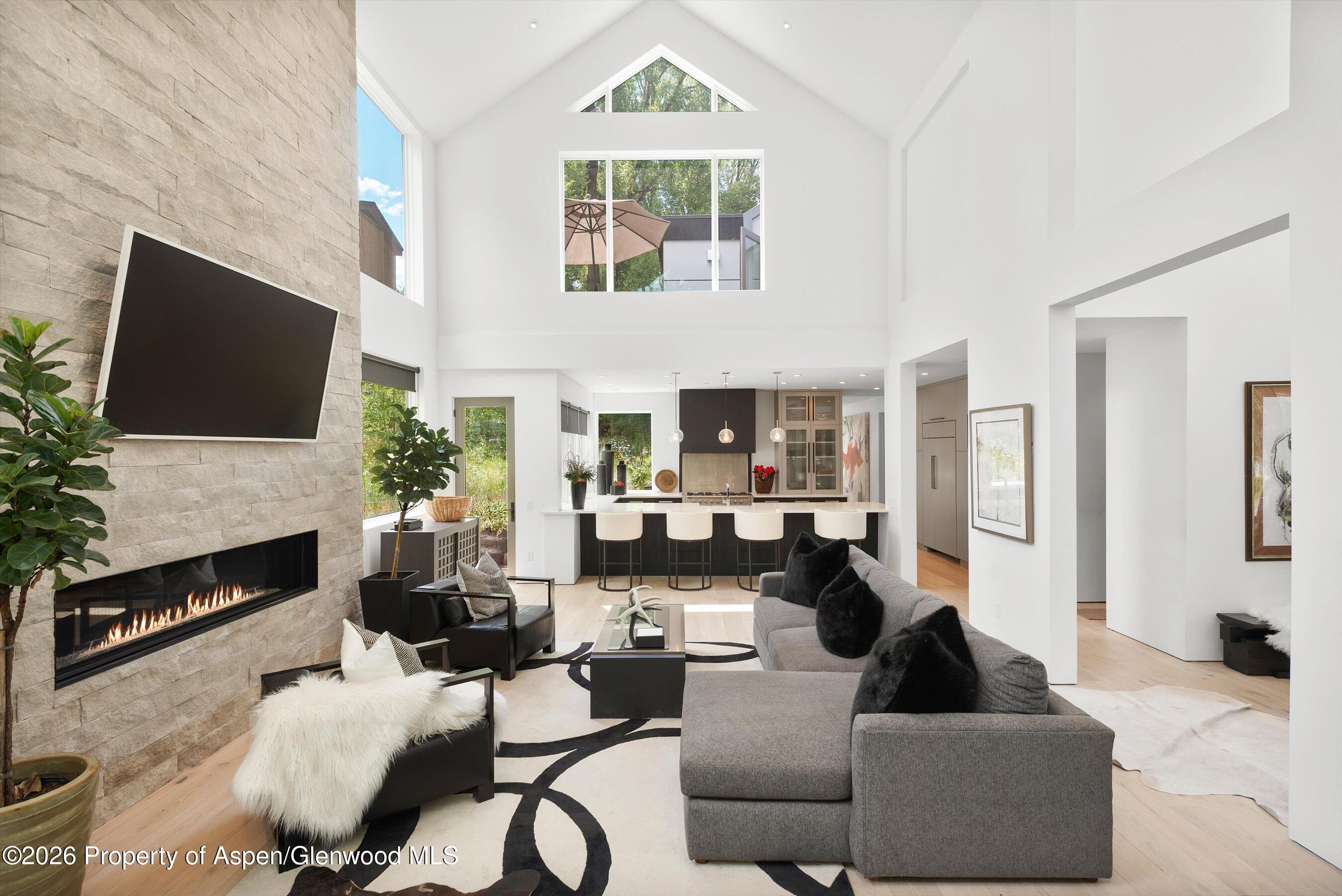 813 W Smuggler Street
