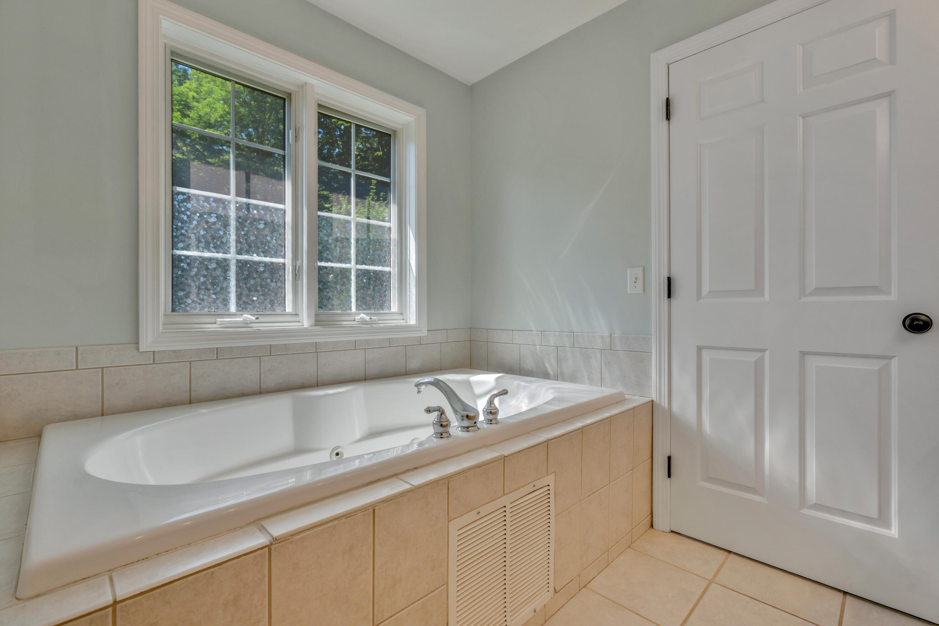 8 Woodside Drive, 1