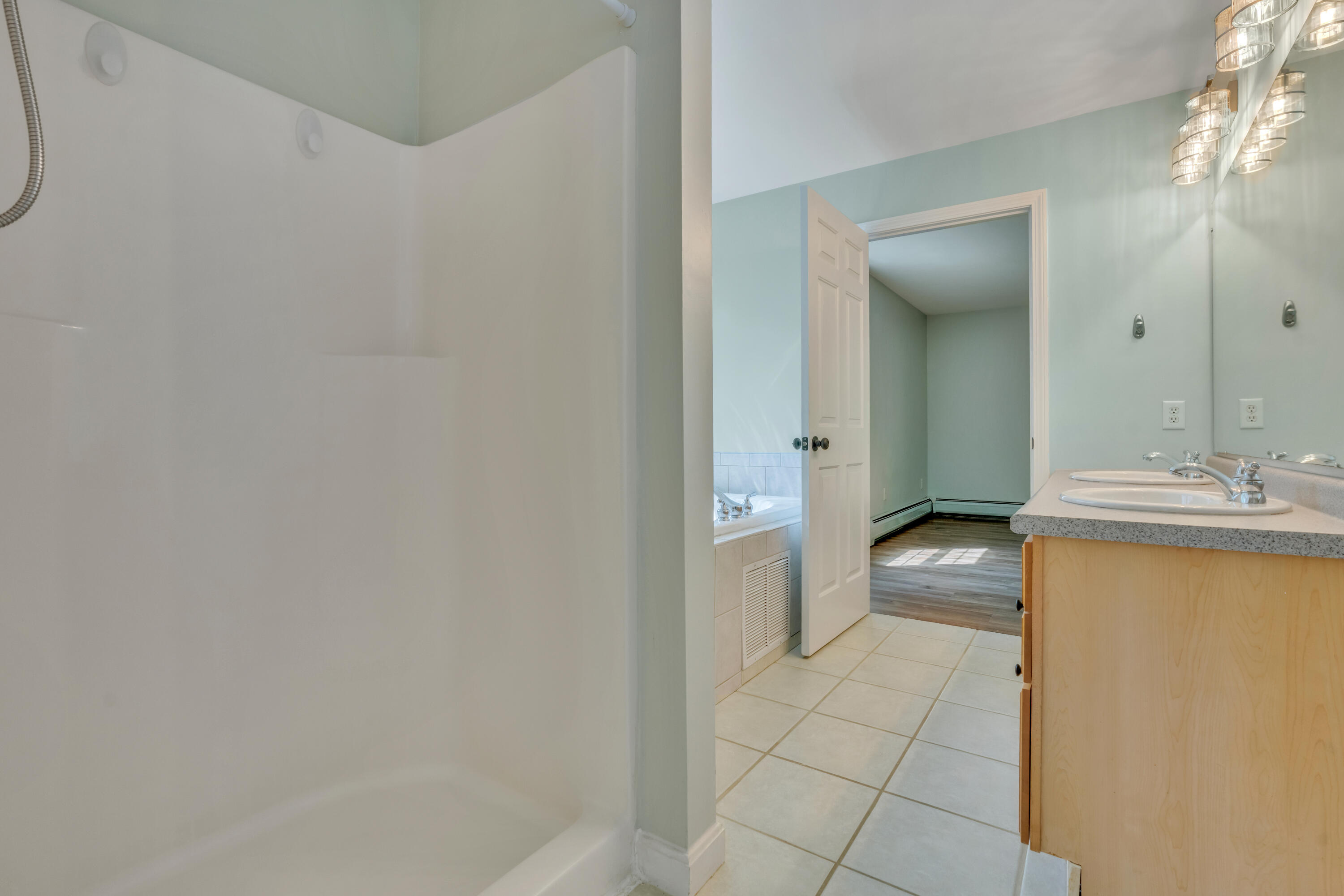 8 Woodside Drive, 1