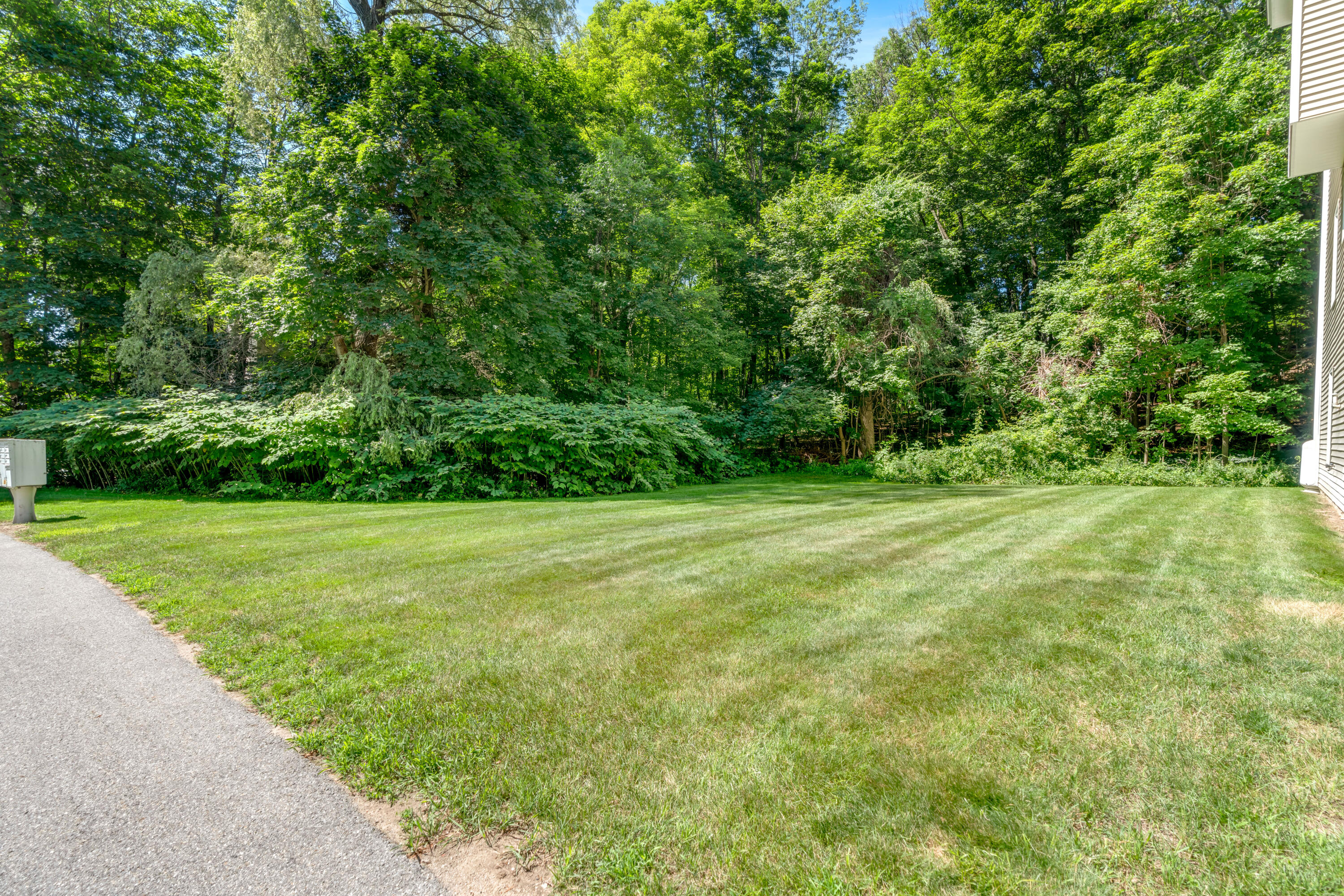 8 Woodside Drive, 1