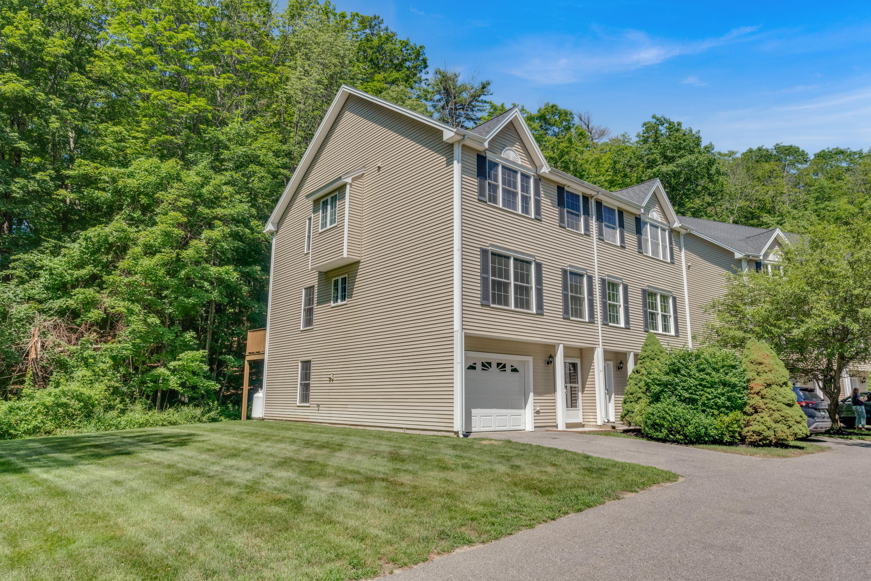 8 Woodside Drive, 1