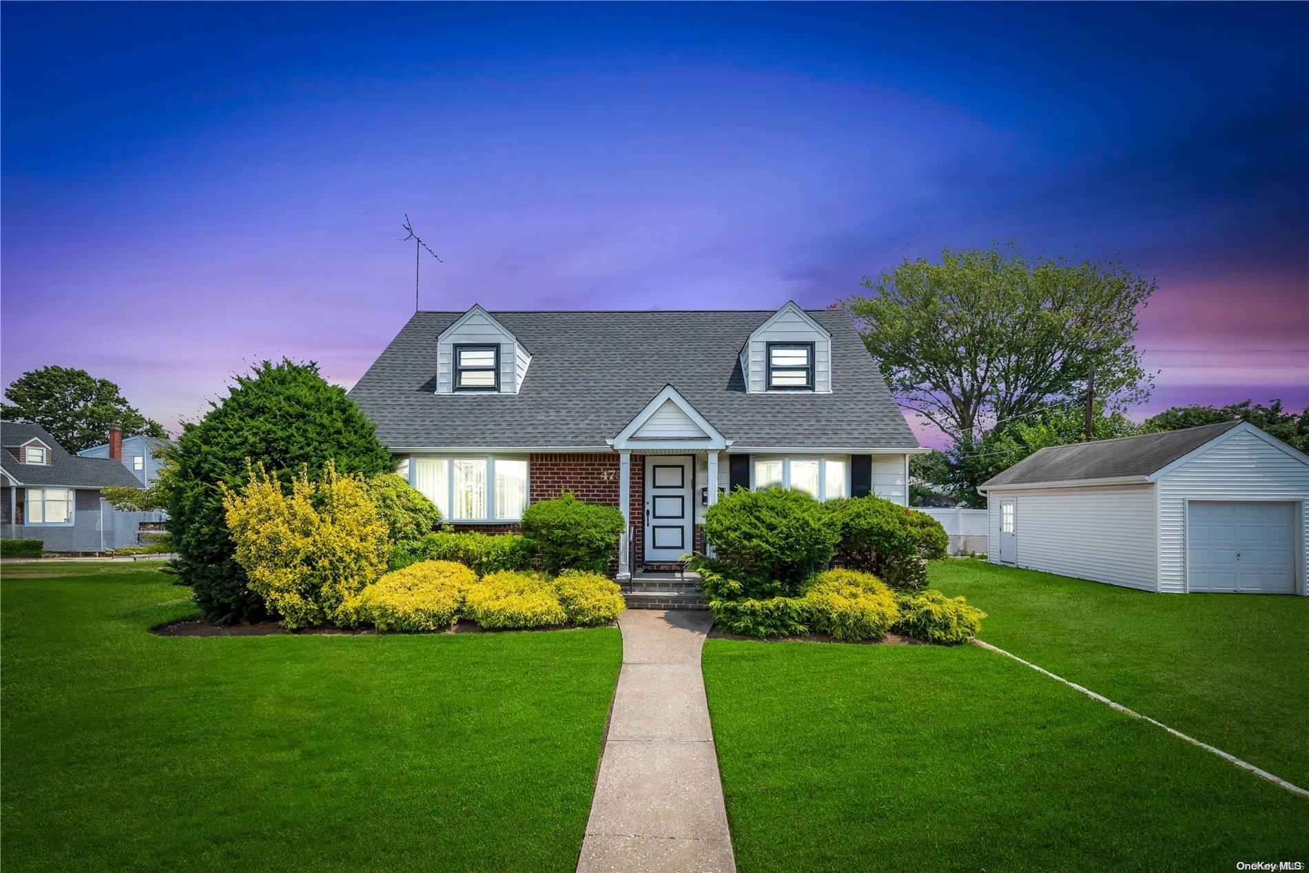 475 S Oyster Bay Road