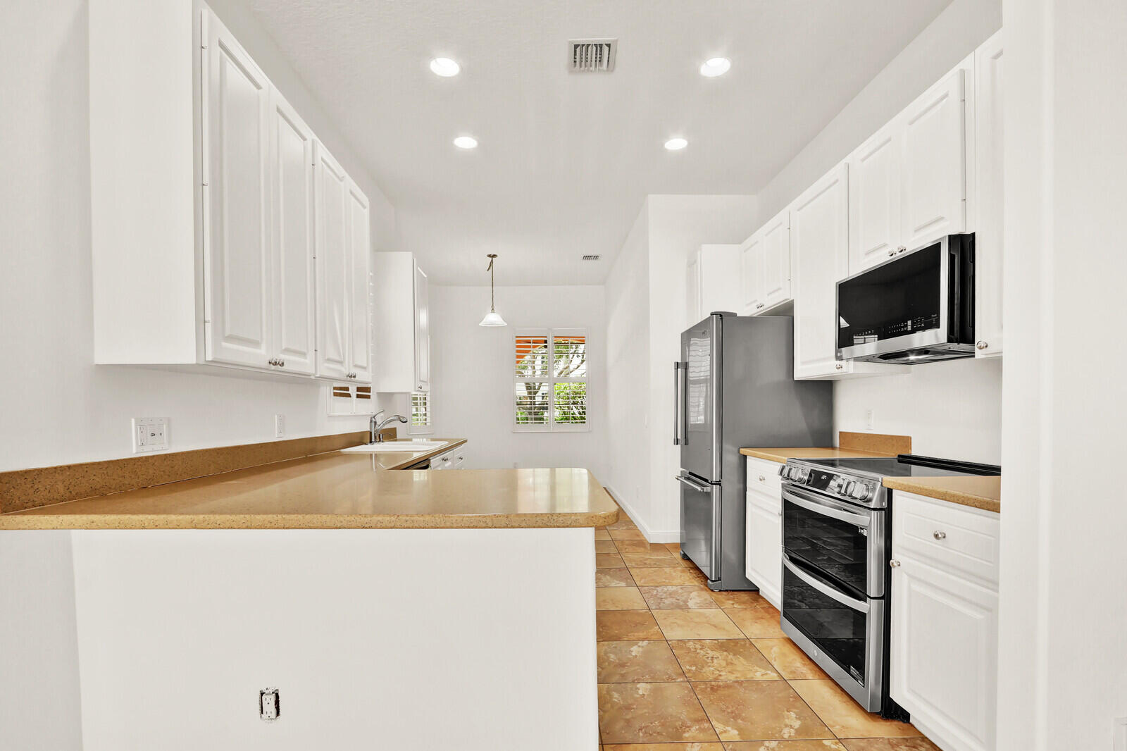 1825 Dakota Drive