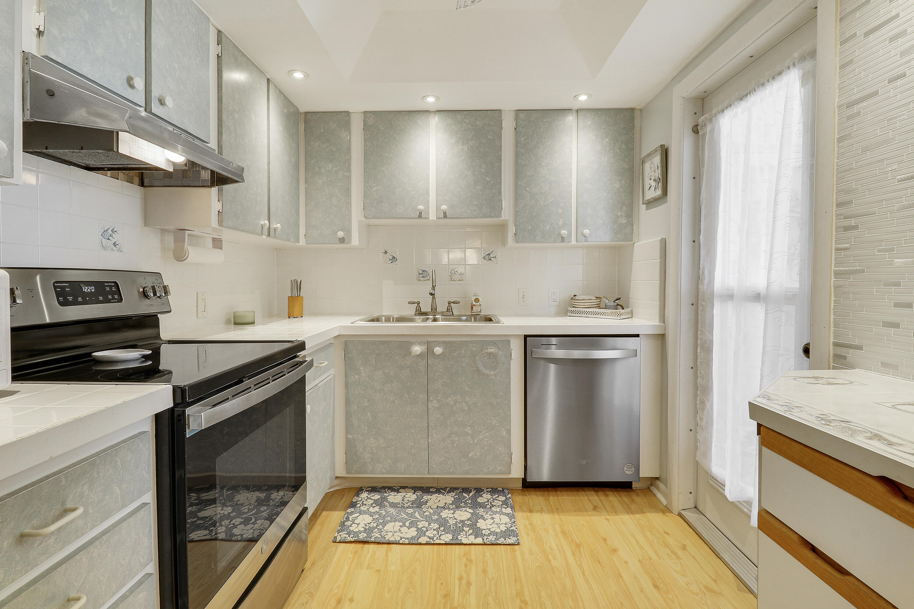 225 S Beach Road 605