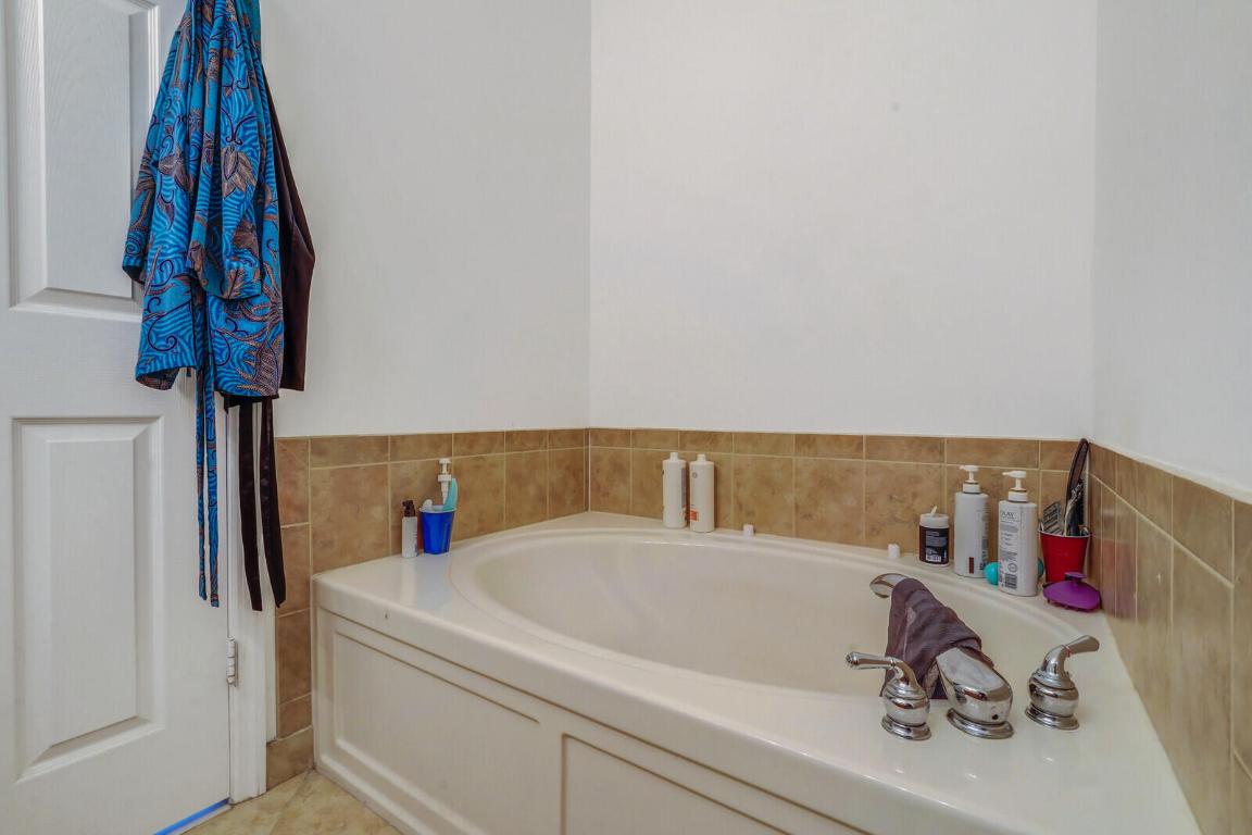 4890 Bonsai Circle Unit: 200