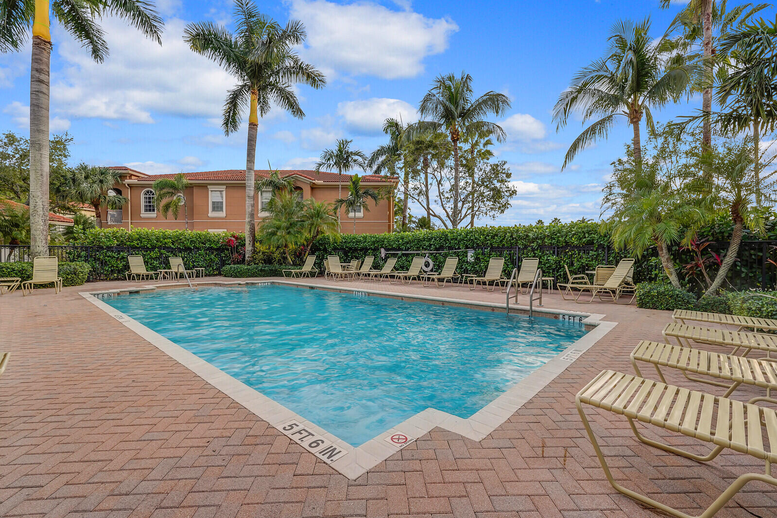 4890 Bonsai Circle Unit: 200