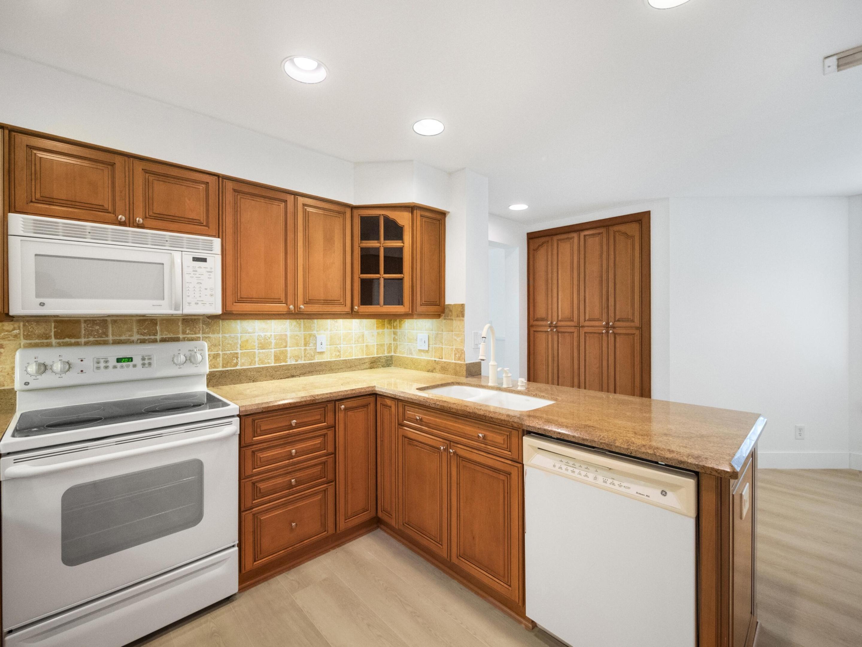 607 Mainsail Circle
