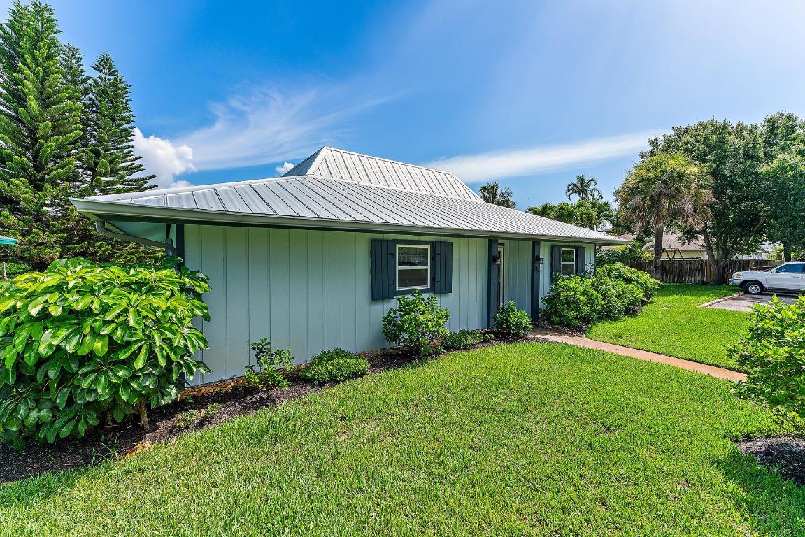 324 SW Indian Groves Drive