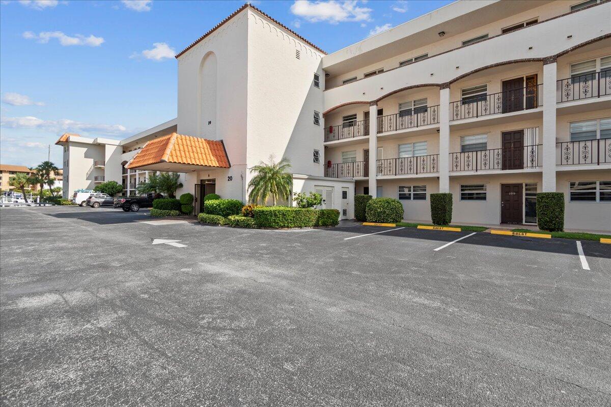 20 Yacht Club Drive B104