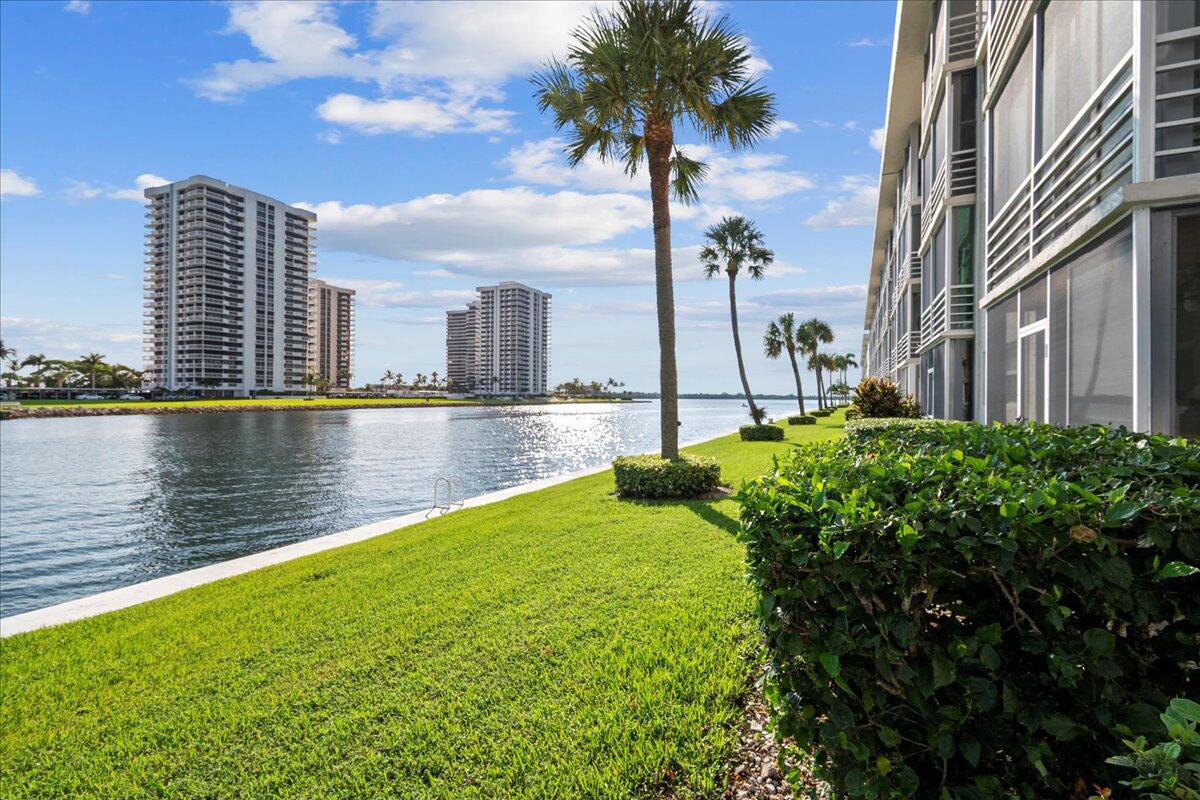 20 Yacht Club Drive B104