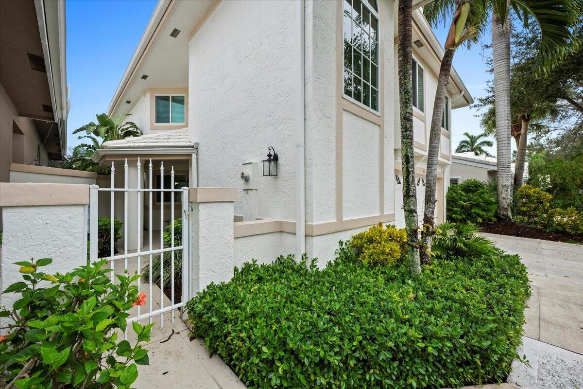 223 W Canterbury Drive W