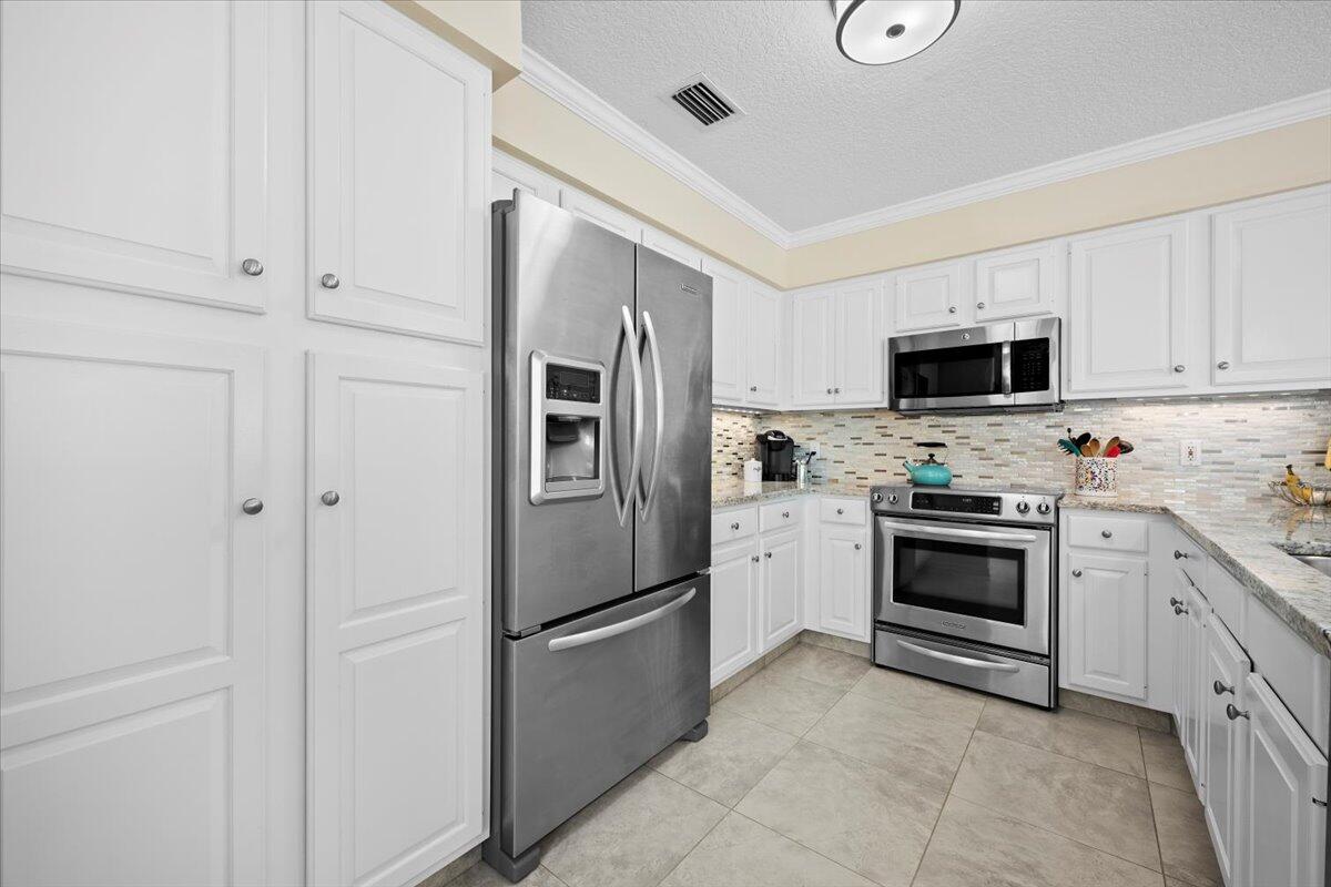 223 W Canterbury Drive W