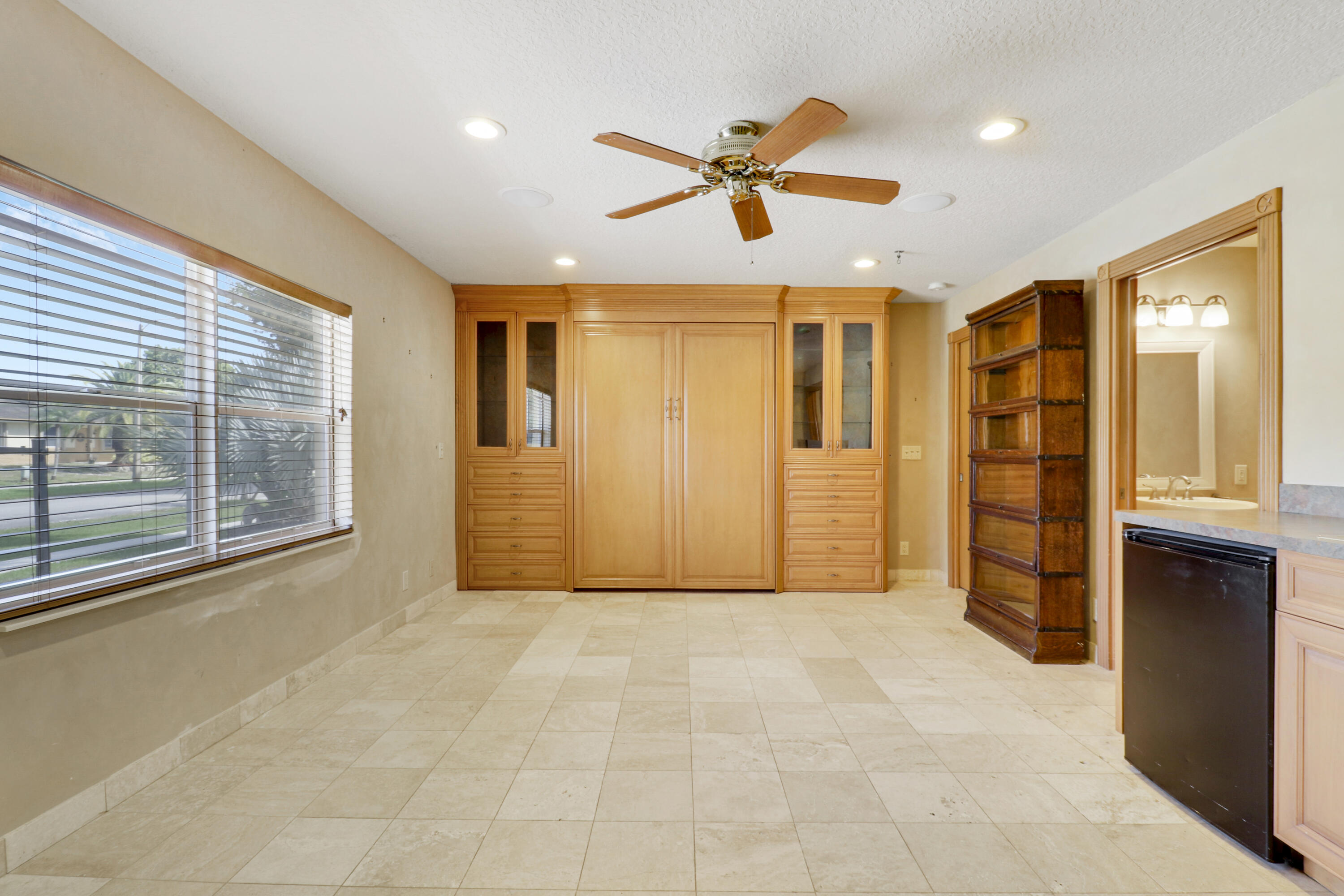 222 Las Palmas Street