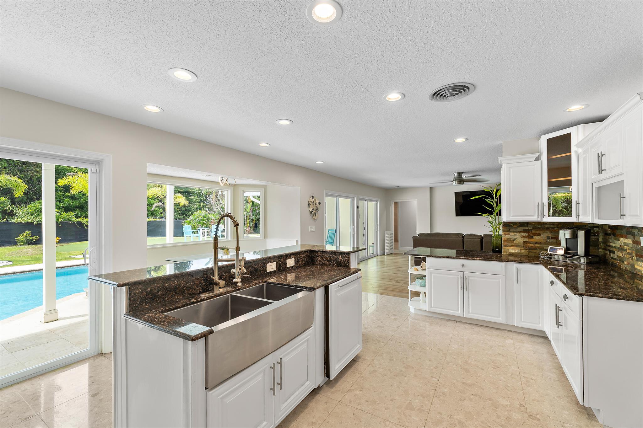 437 N Country Club Drive