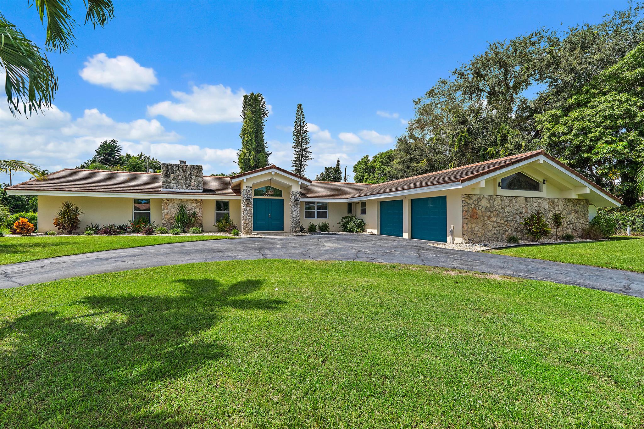 437 N Country Club Drive