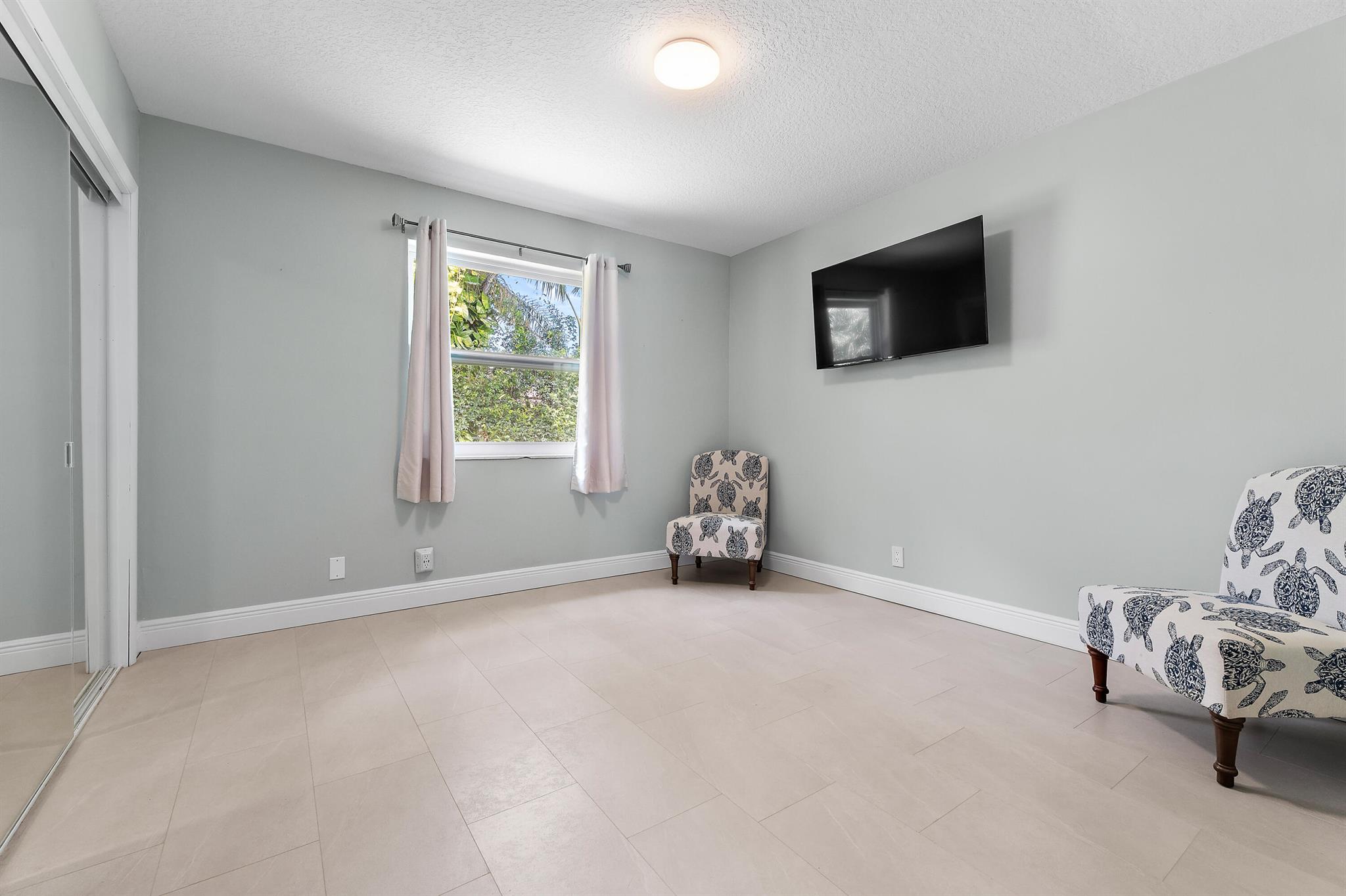 437 N Country Club Drive