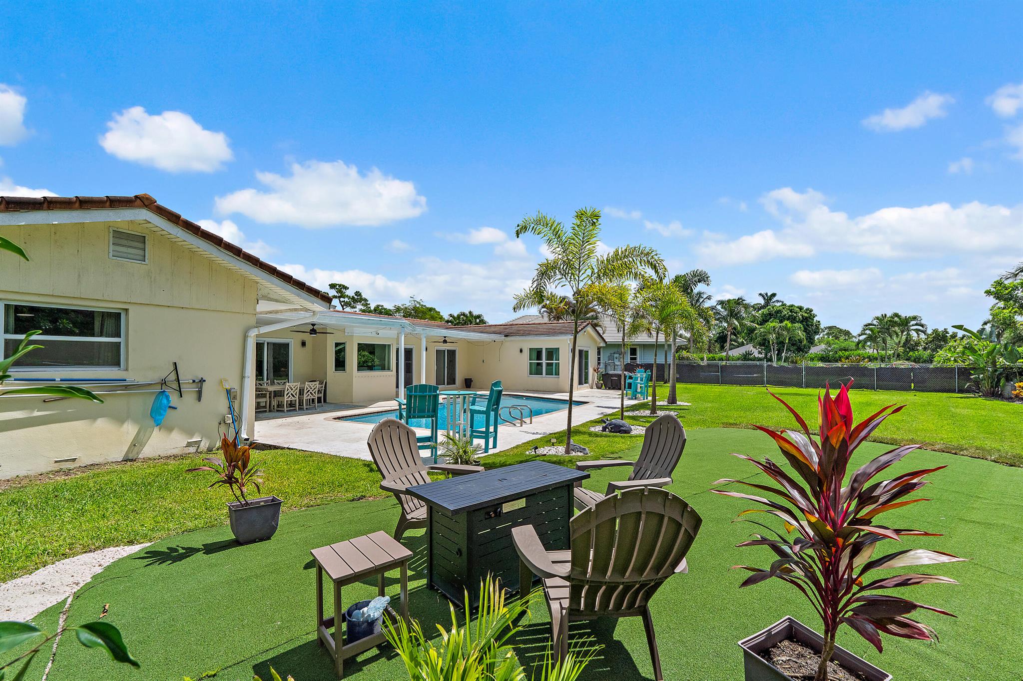 437 N Country Club Drive