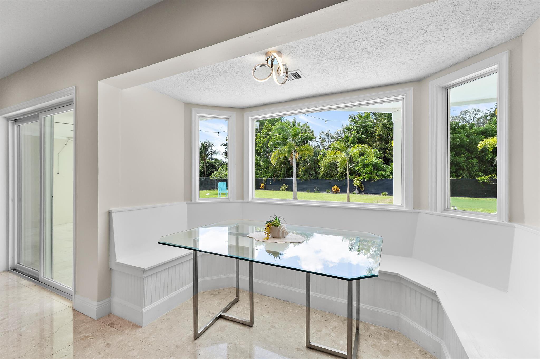 437 N Country Club Drive